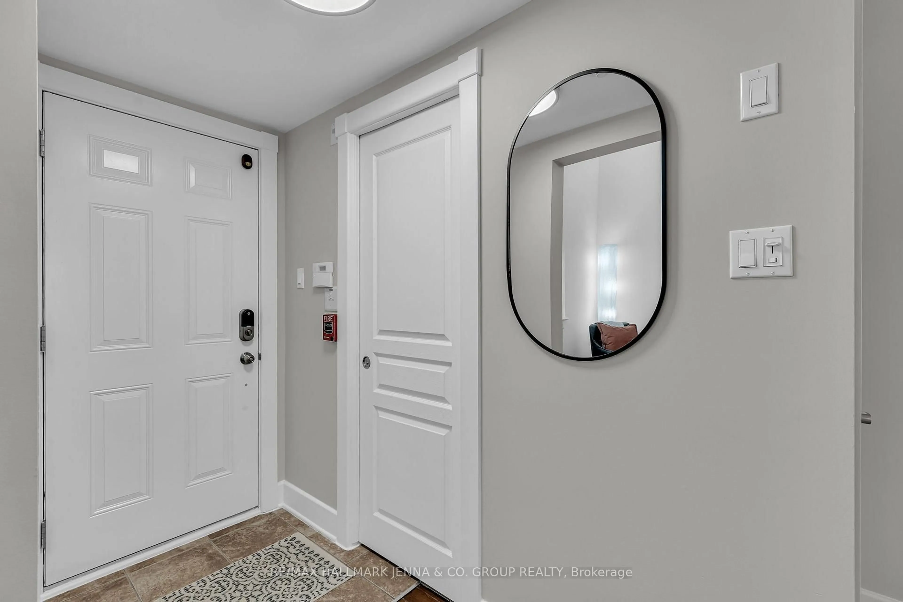 Indoor entryway for 124 Guigues Ave #D124, Ottawa Ontario K1N 5H7