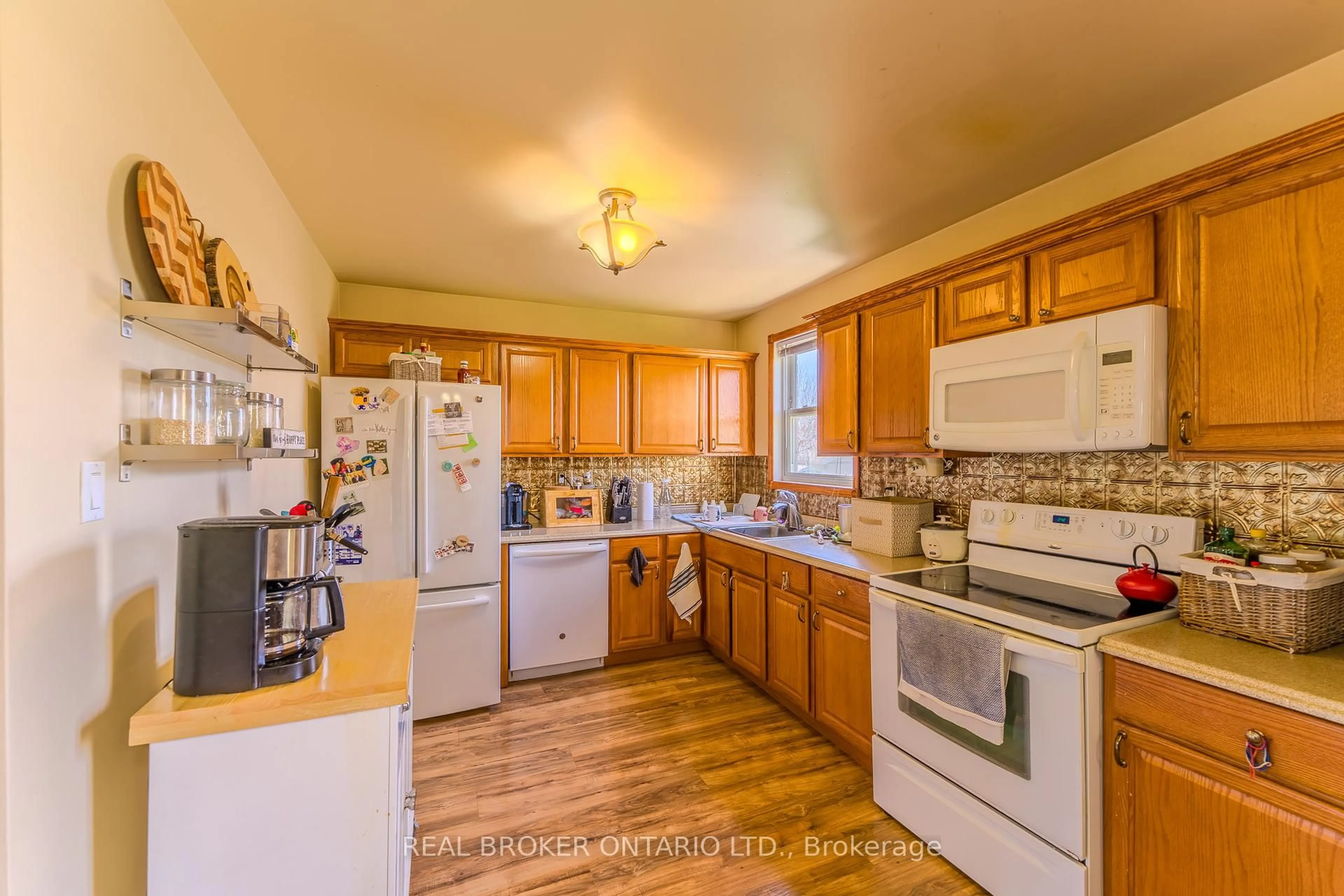 Standard kitchen, unknown for 120 Howard Ave, Hamilton Ontario L9A 2W7