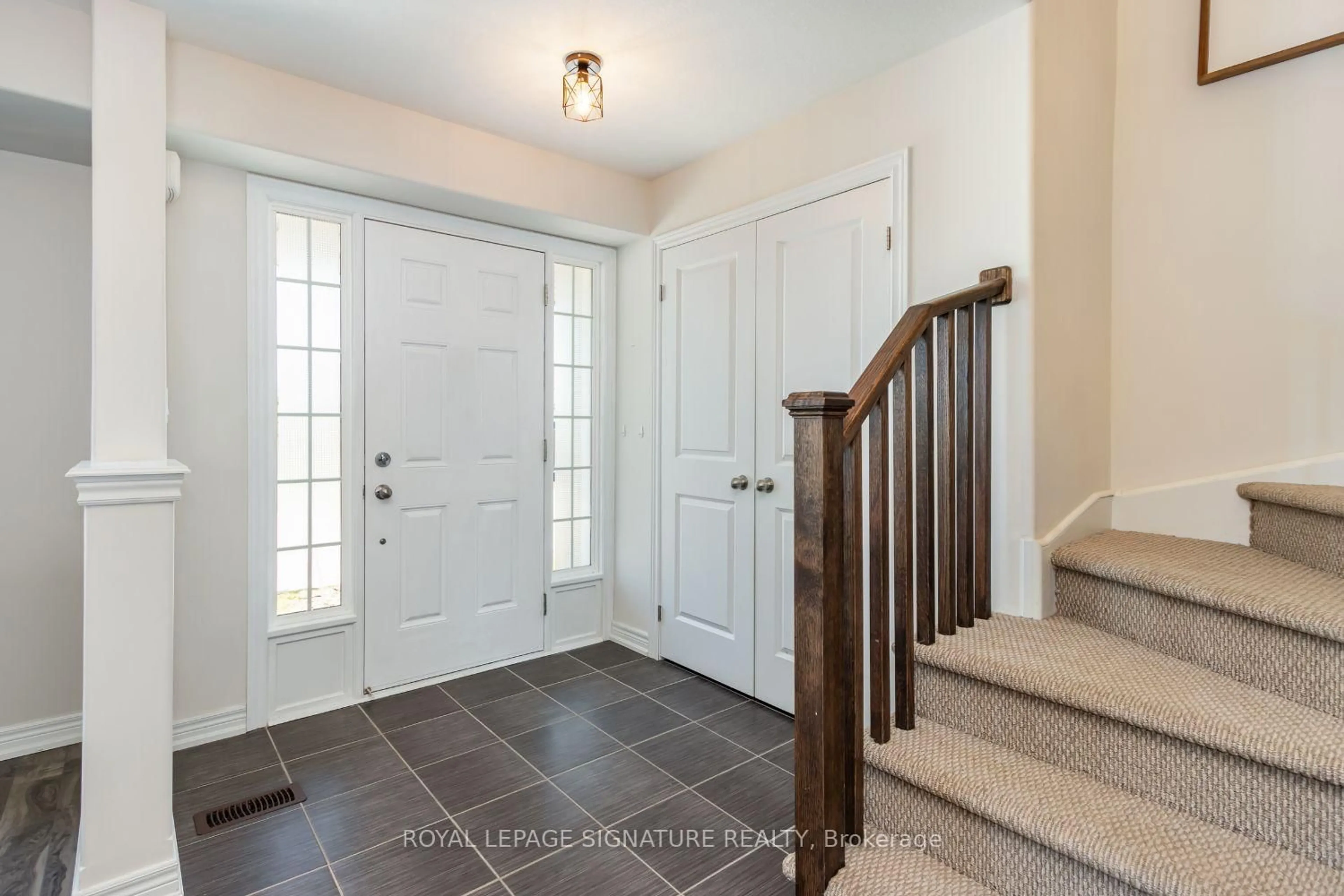 Indoor entryway for 802 Broadway Blvd, Peterborough North Ontario K9H 0H7
