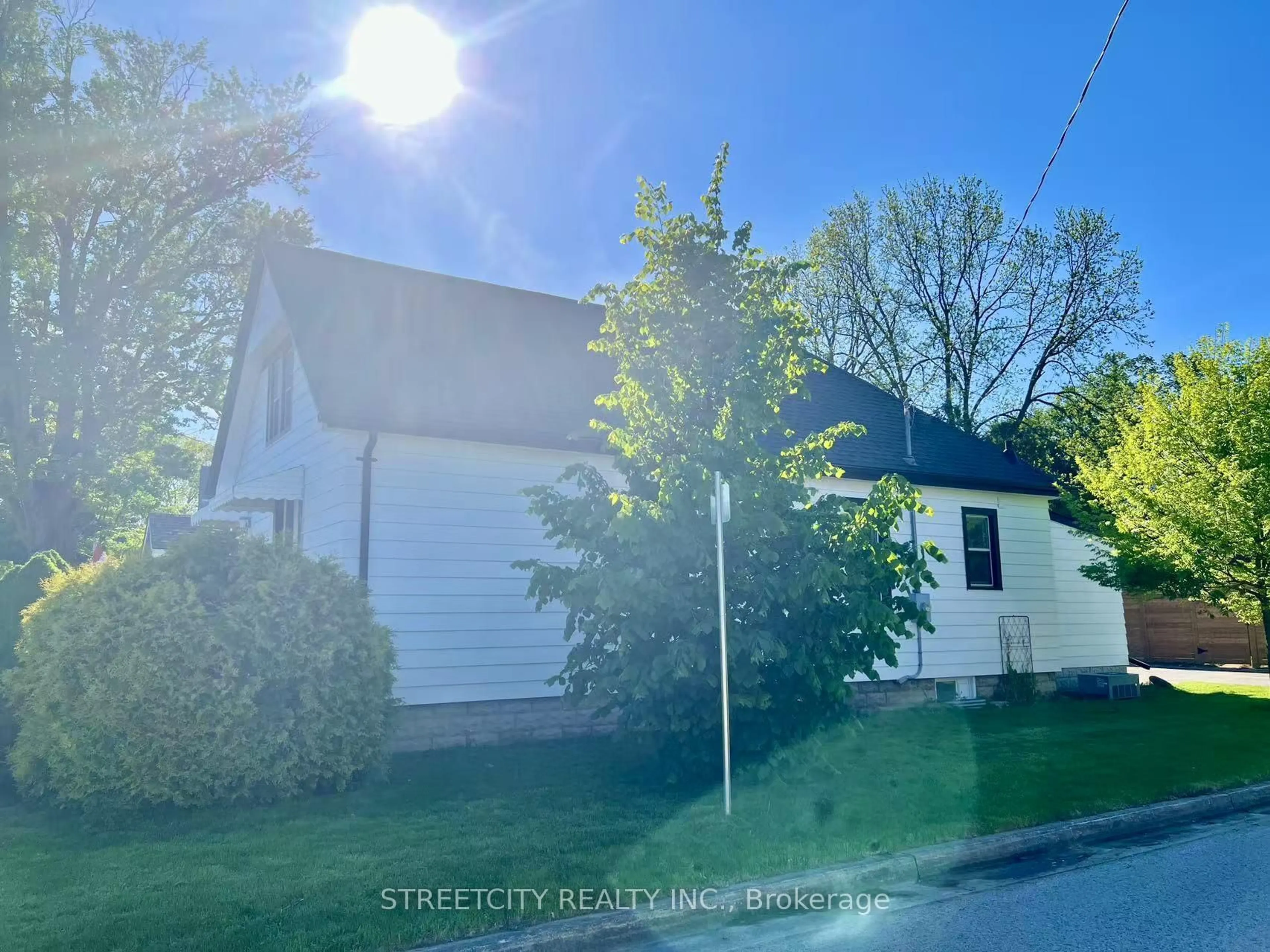 A pic from outside/outdoor area/front of a property/back of a property/a pic from drone, street for 103 Forward Ave, London North Ontario N6H 1B9