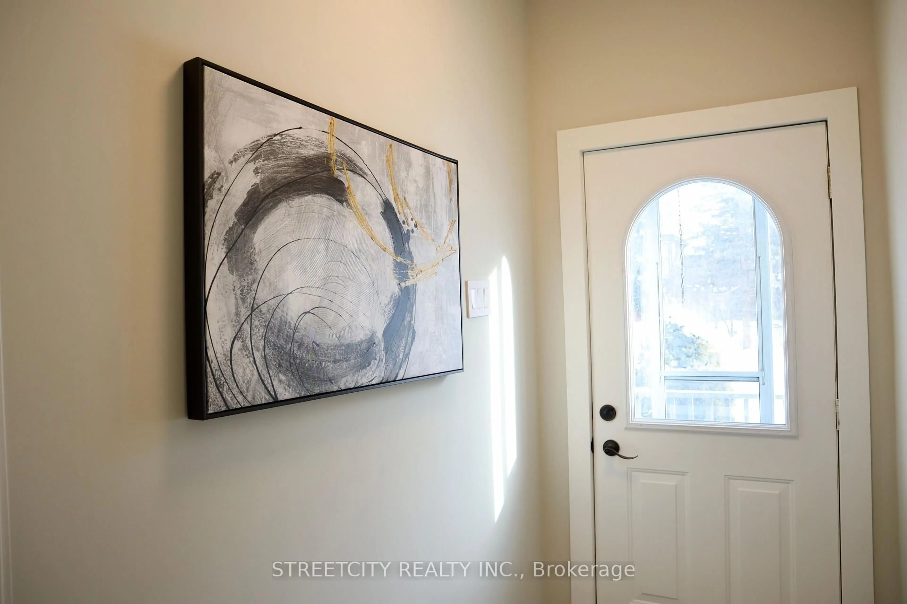 Indoor entryway for 103 Forward Ave, London North Ontario N6H 1B9