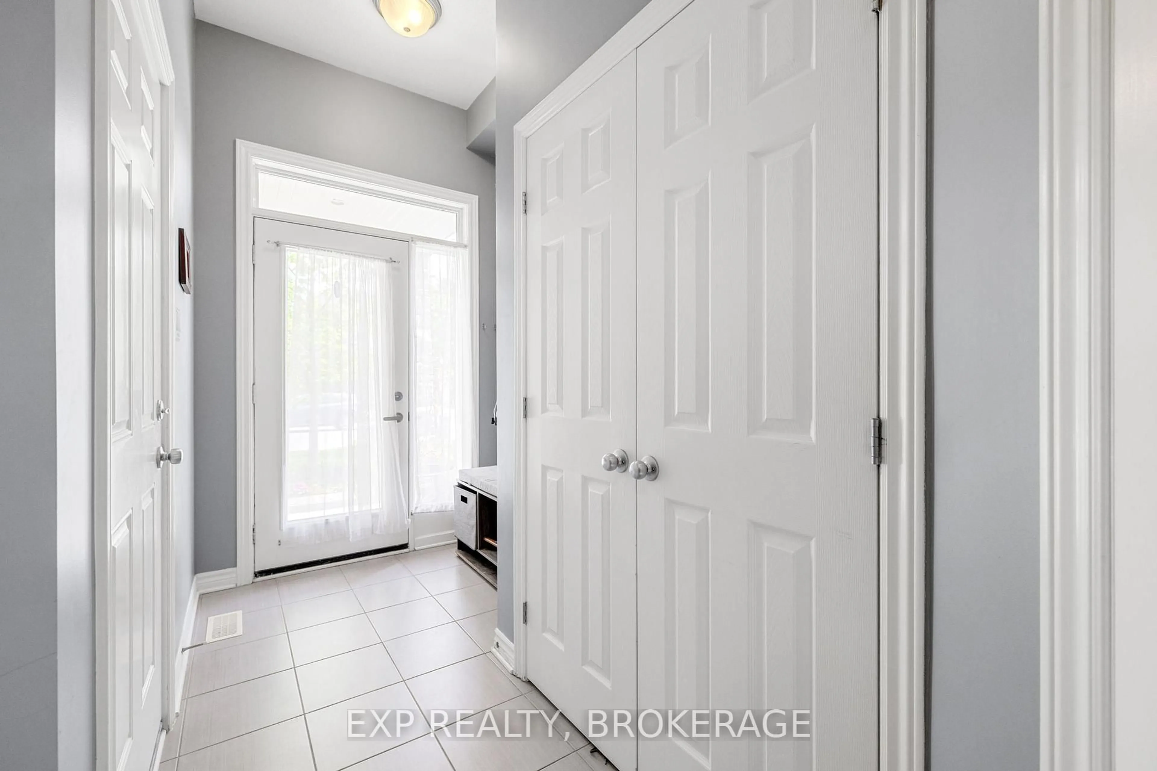 Indoor entryway for 613 Willowmere Way, Ottawa Ontario K1T 0K2