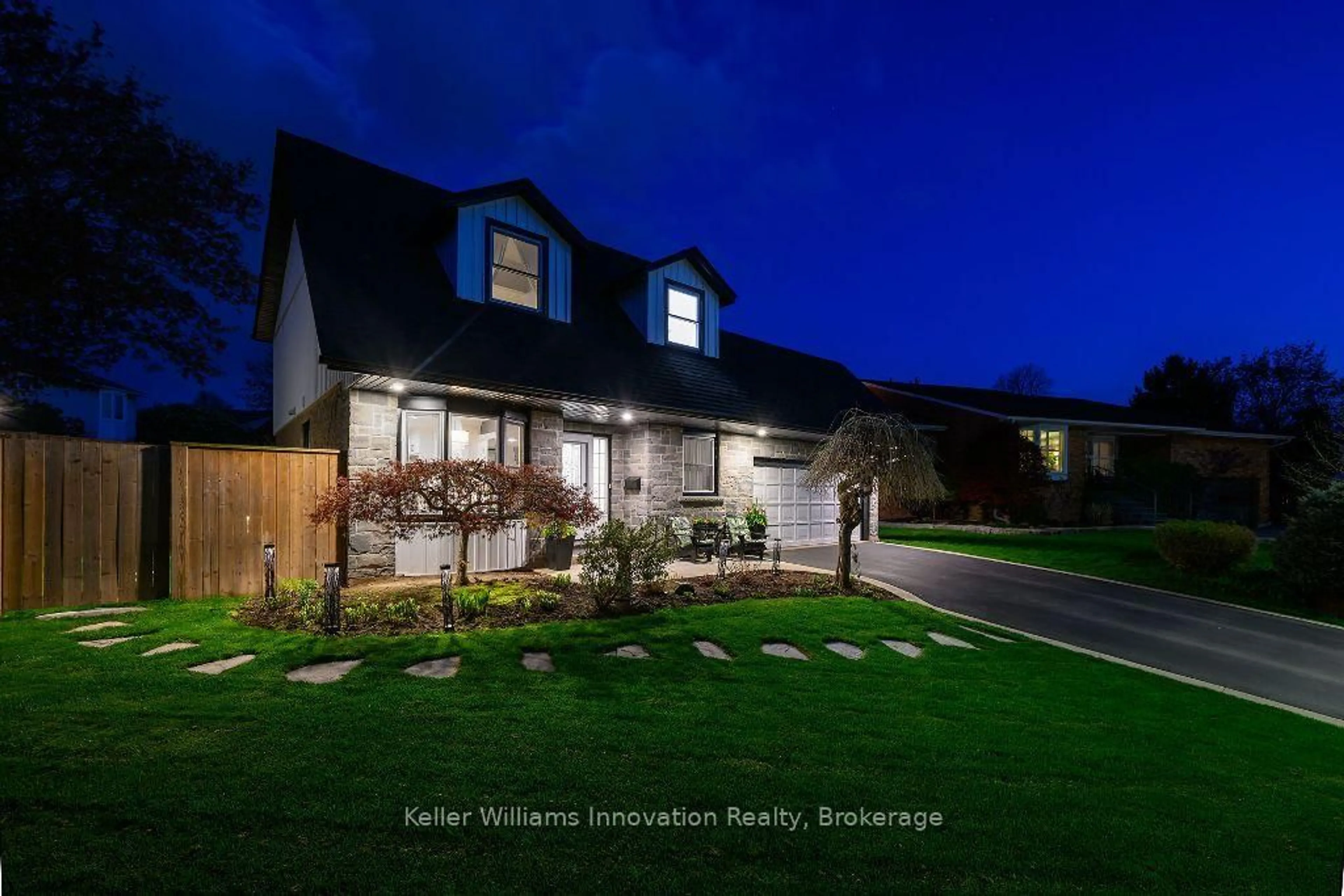 Home with vinyl exterior material, unknown for 8 Misty Crt, Grimsby Ontario L3M 4R2