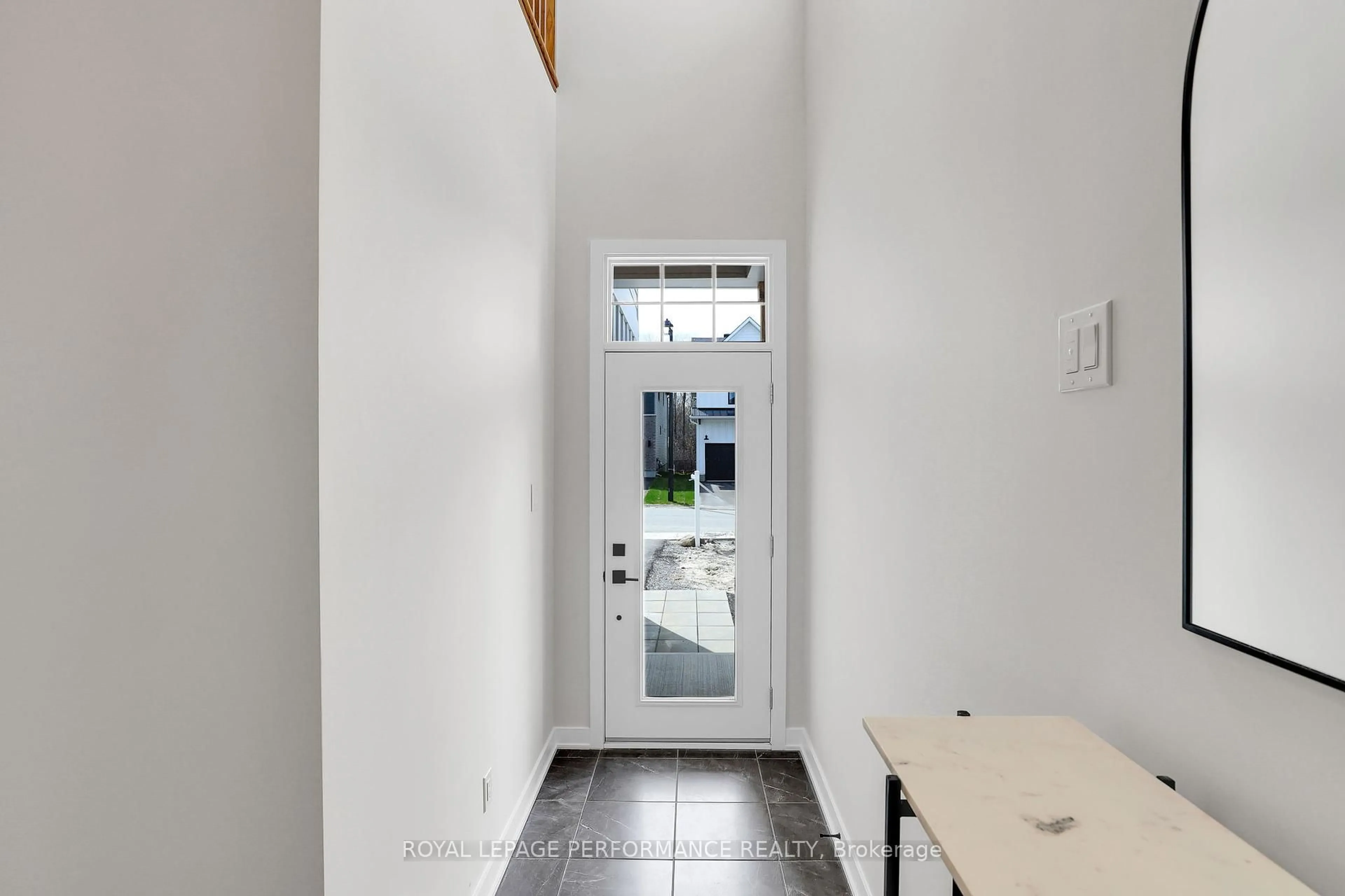 Indoor entryway for 556 Paakanaak Ave, Ottawa Ontario K1X 0H4