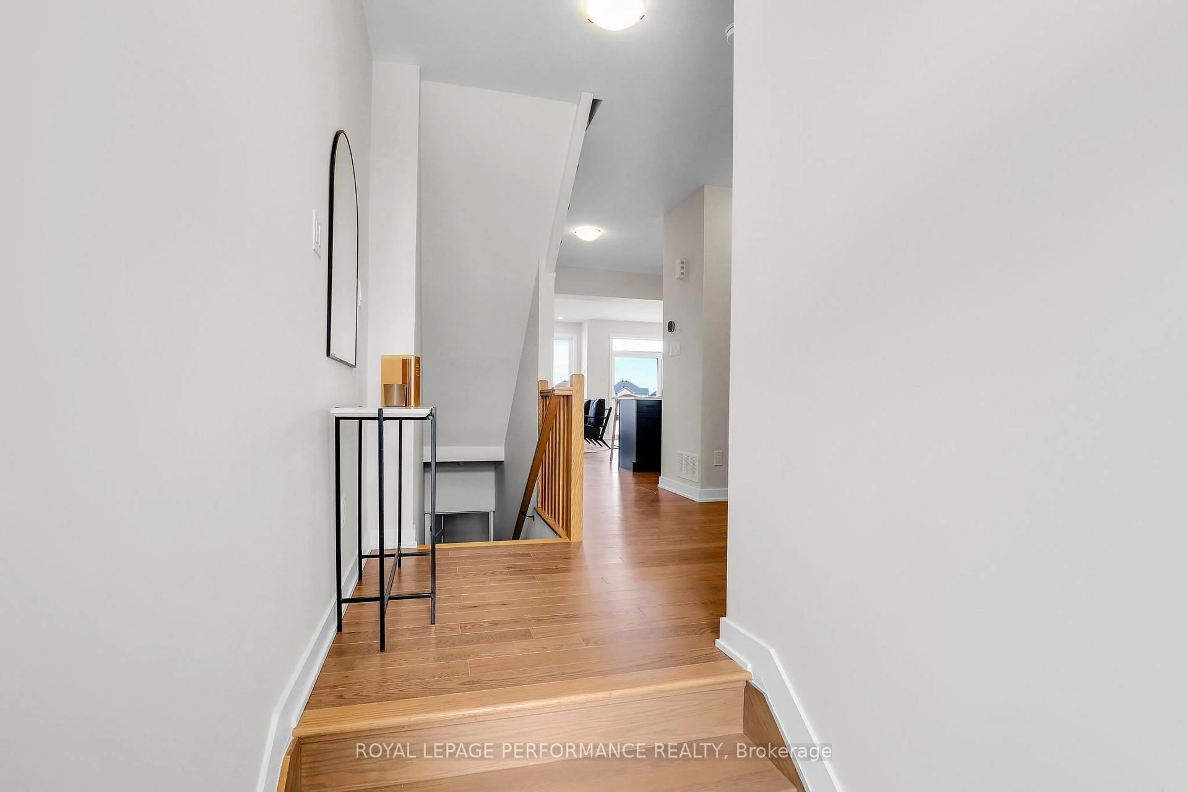 Unknown for 556 Paakanaak Ave, Ottawa Ontario K1X 0H4