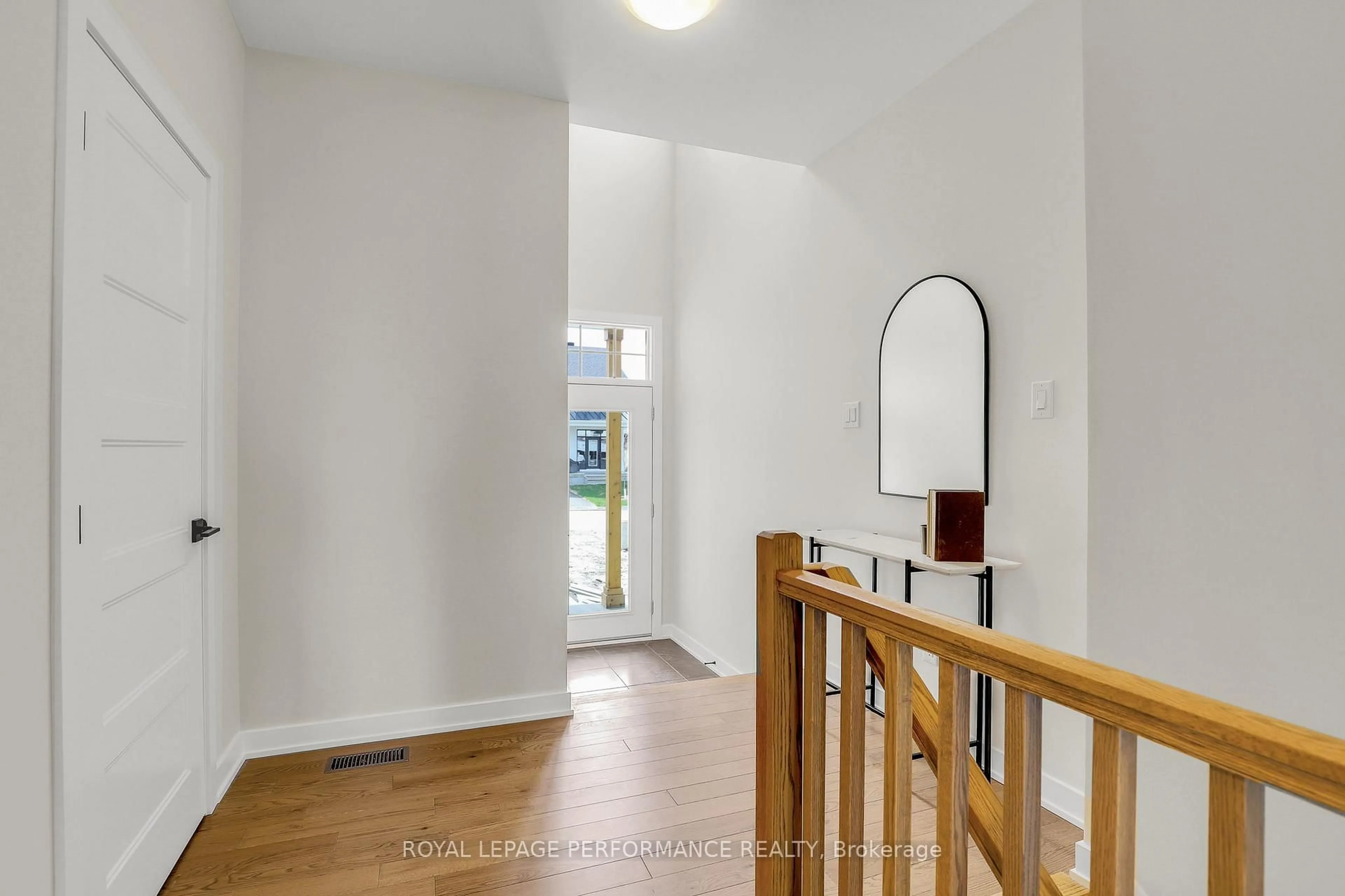 Indoor foyer for 556 Paakanaak Ave, Ottawa Ontario K1X 0H4