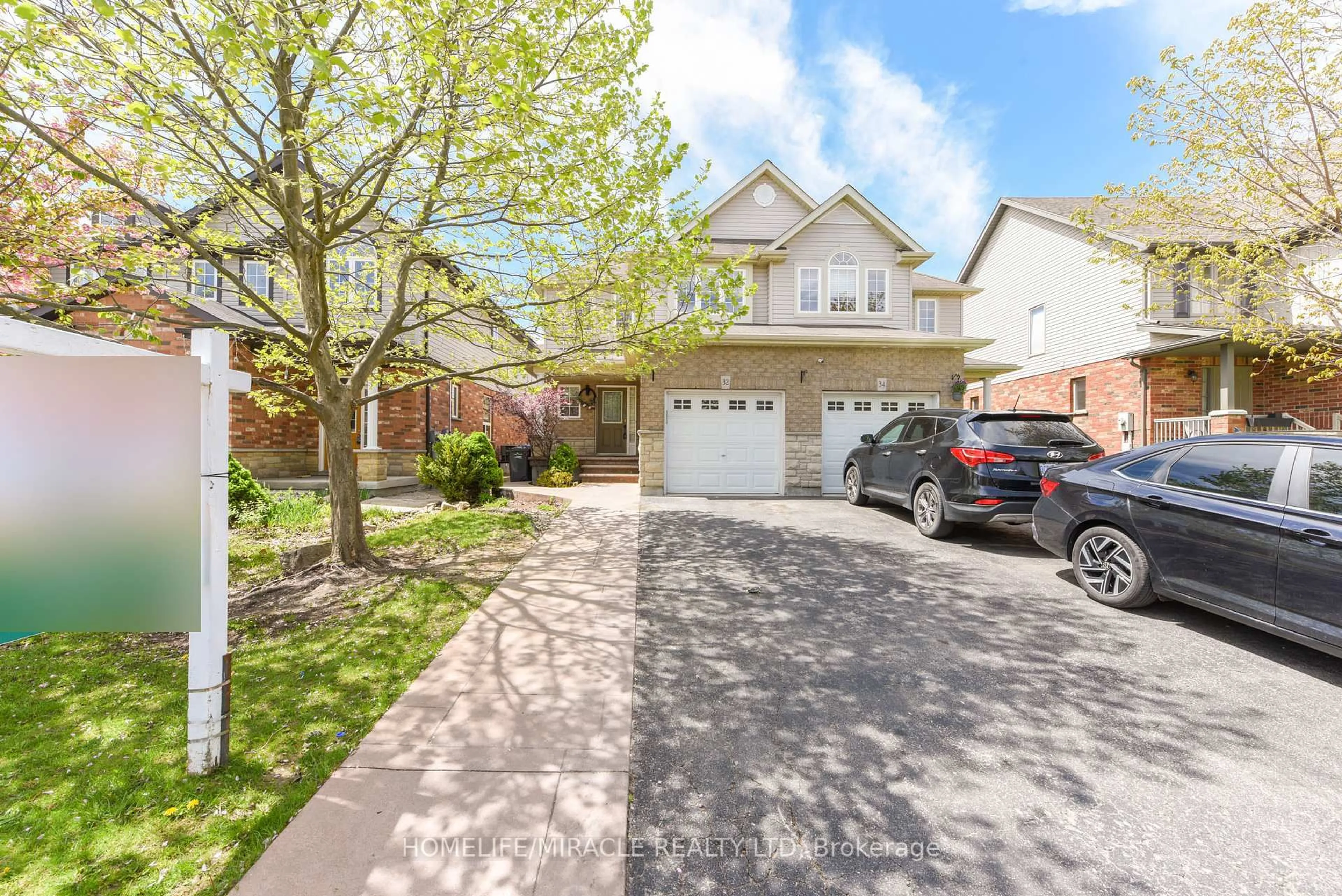 A pic from outside/outdoor area/front of a property/back of a property/a pic from drone, street for 32 Vipond St, Guelph Ontario N1E 0H3