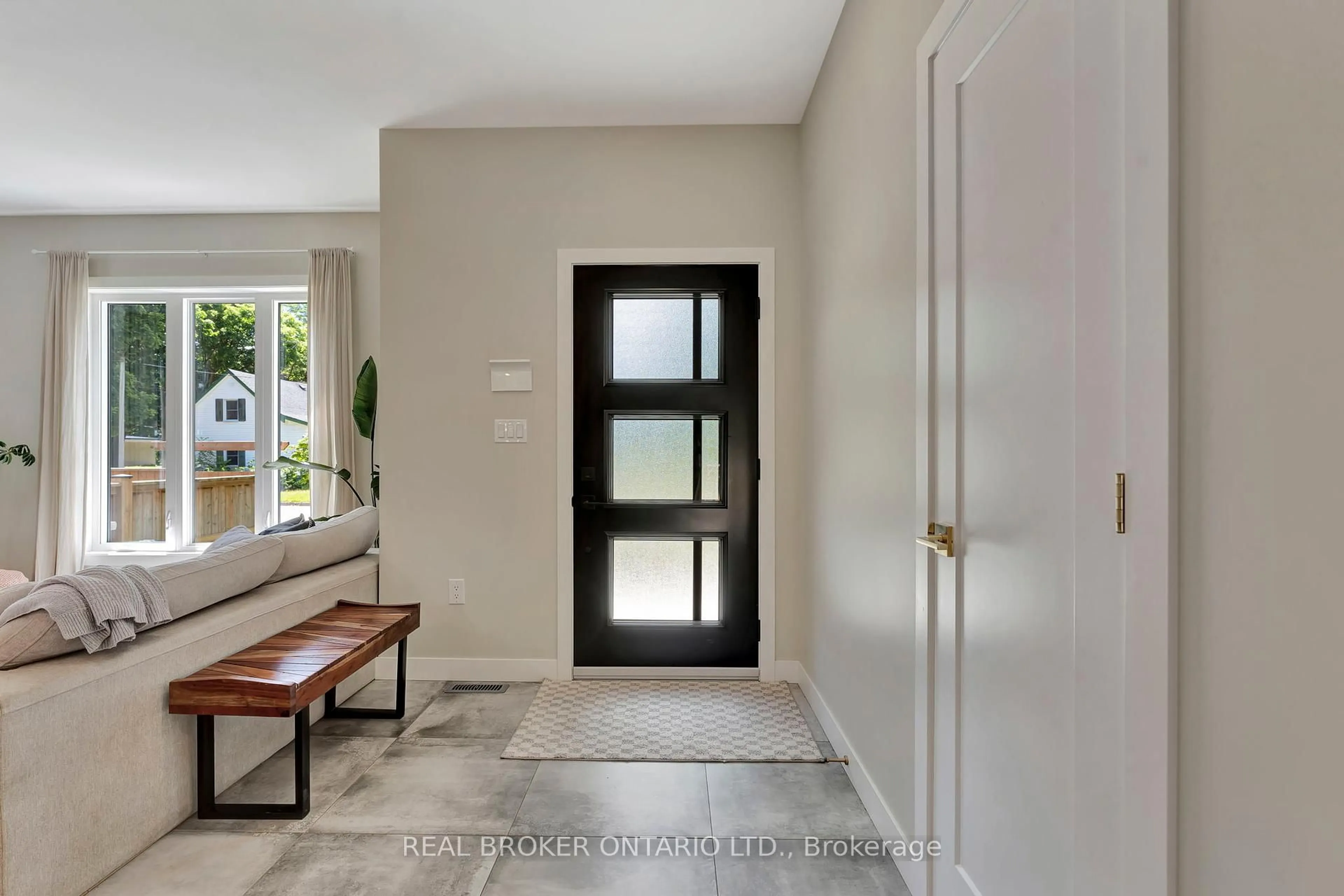 Indoor entryway for 21 North St, Aylmer Ontario N5H 2Y5
