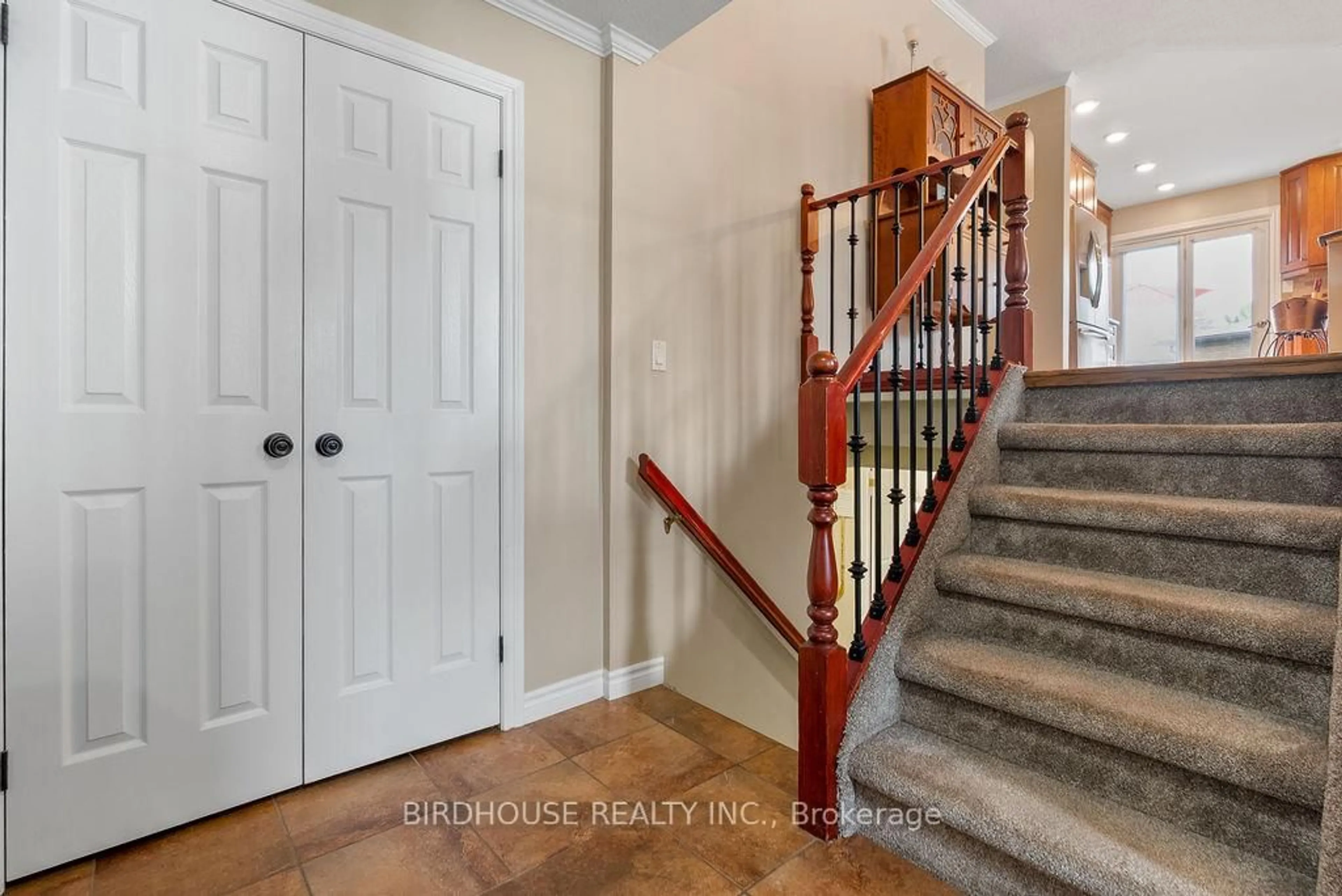 Indoor entryway for 6 Richardson Crt, Kawartha Lakes Ontario K9V 5W3