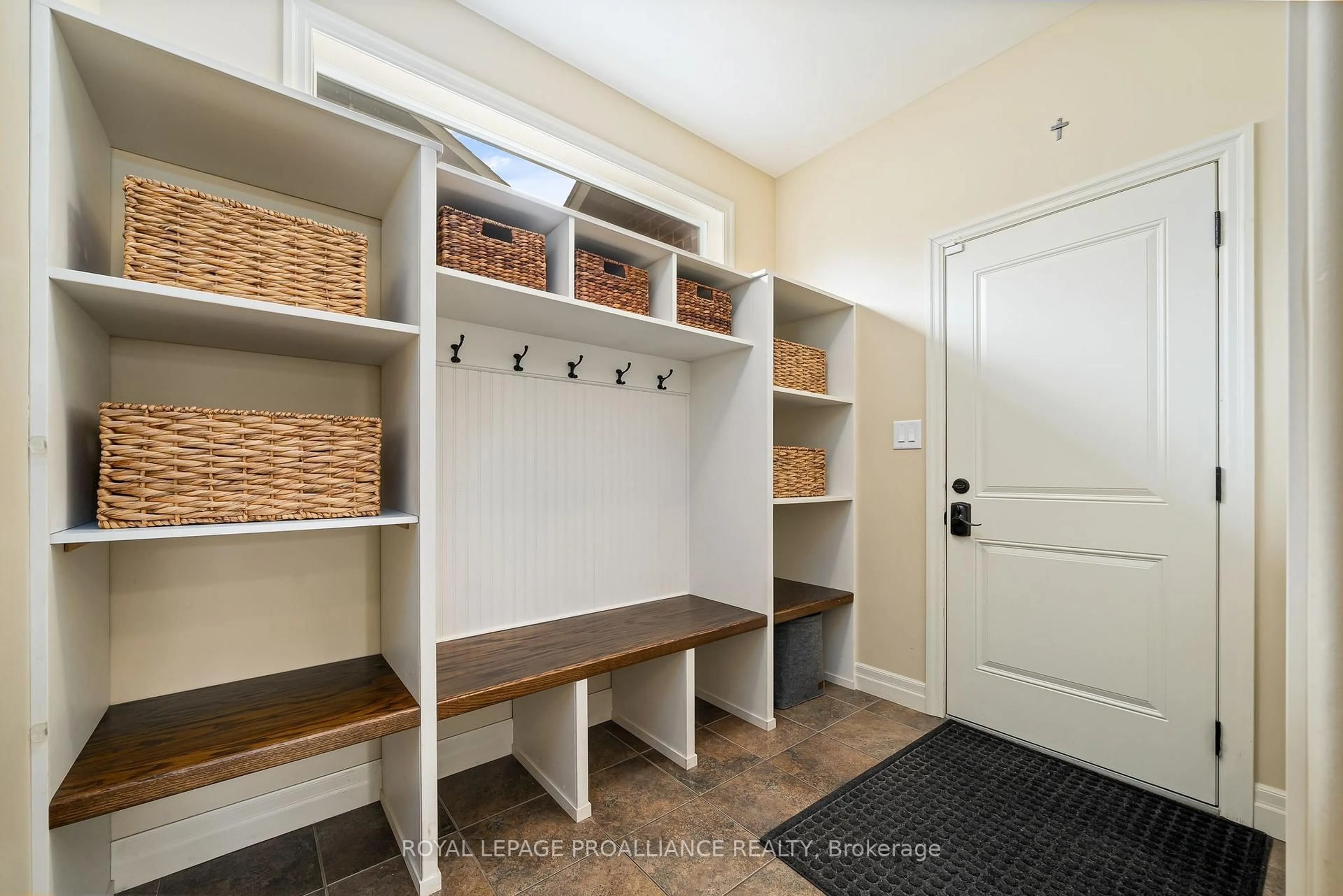Indoor entryway for 19 Scenic Dr, Belleville Ontario K8N 0C2