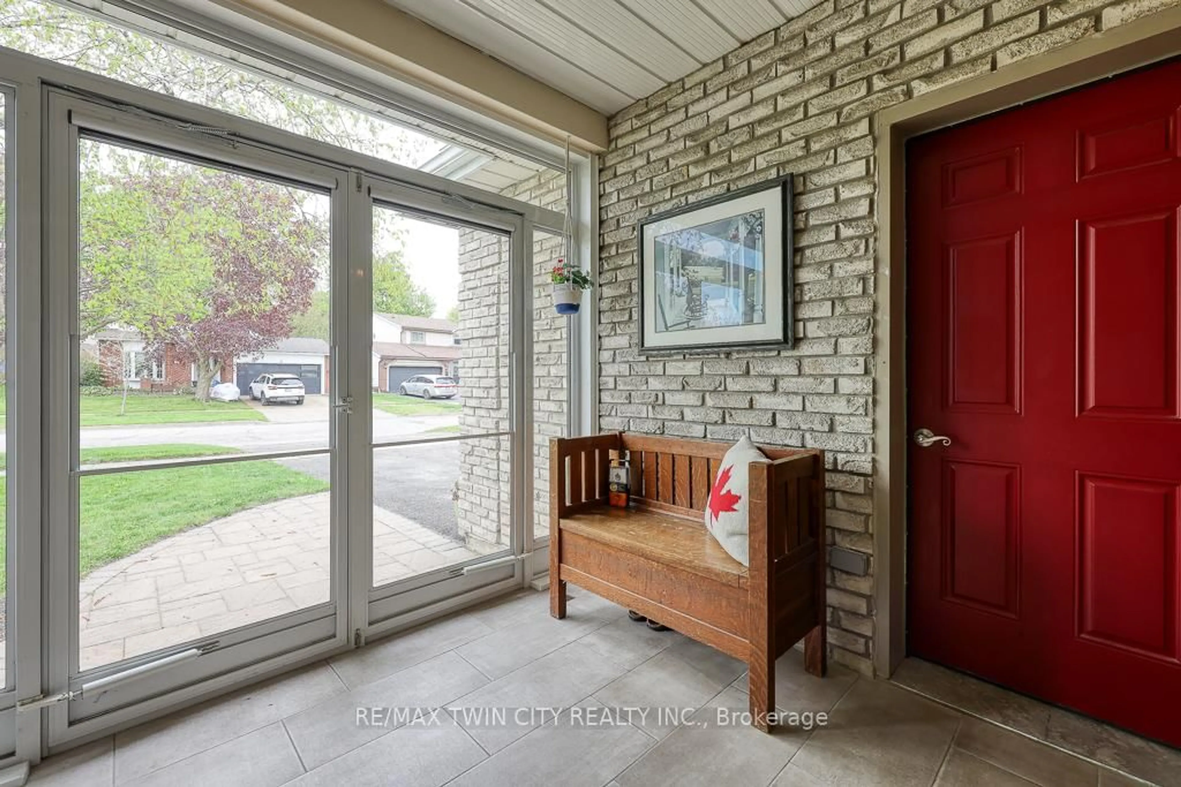 Indoor entryway for 18 Charnwood Crt, Kitchener Ontario N2N 1L3