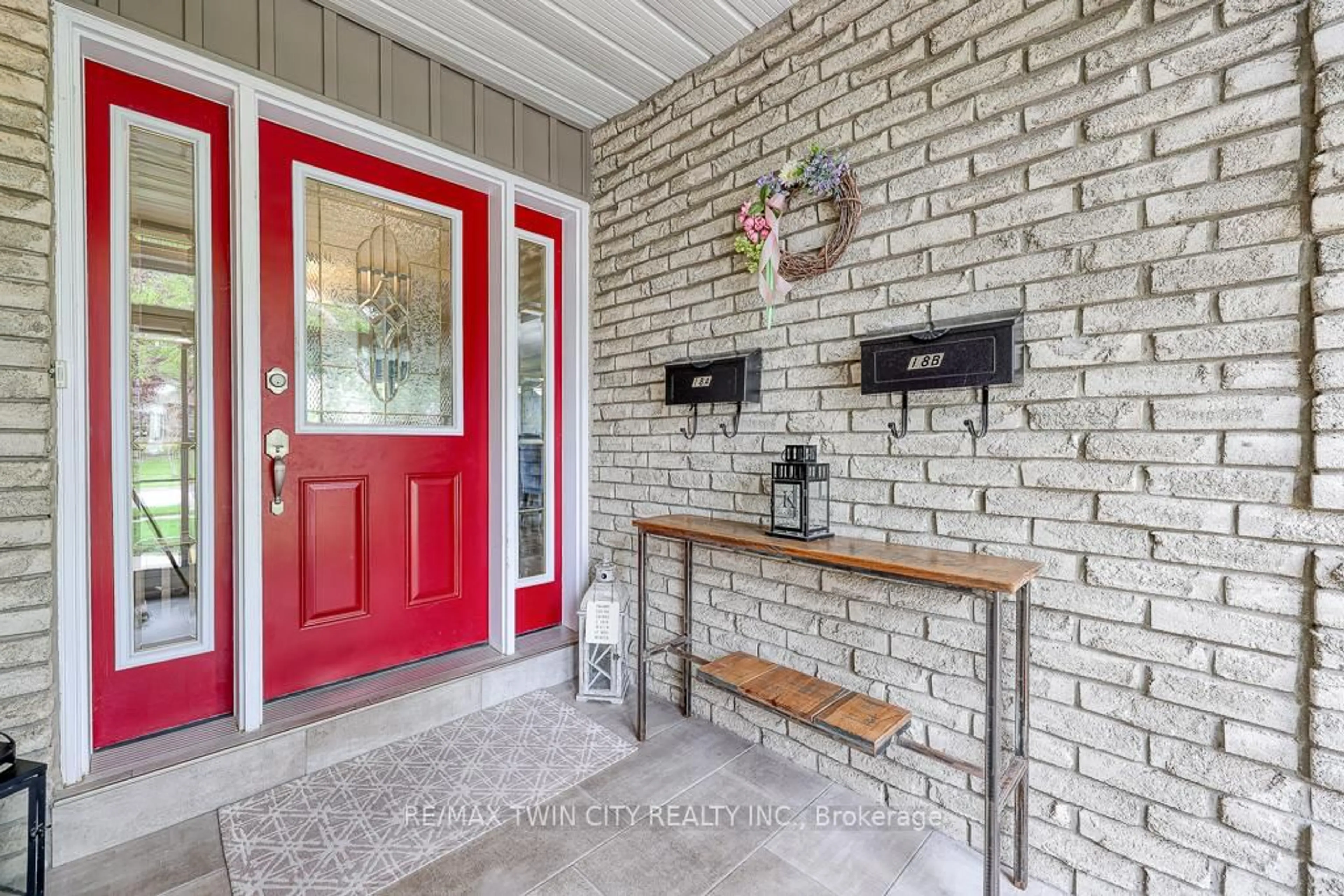 Indoor entryway for 18 Charnwood Crt, Kitchener Ontario N2N 1L3