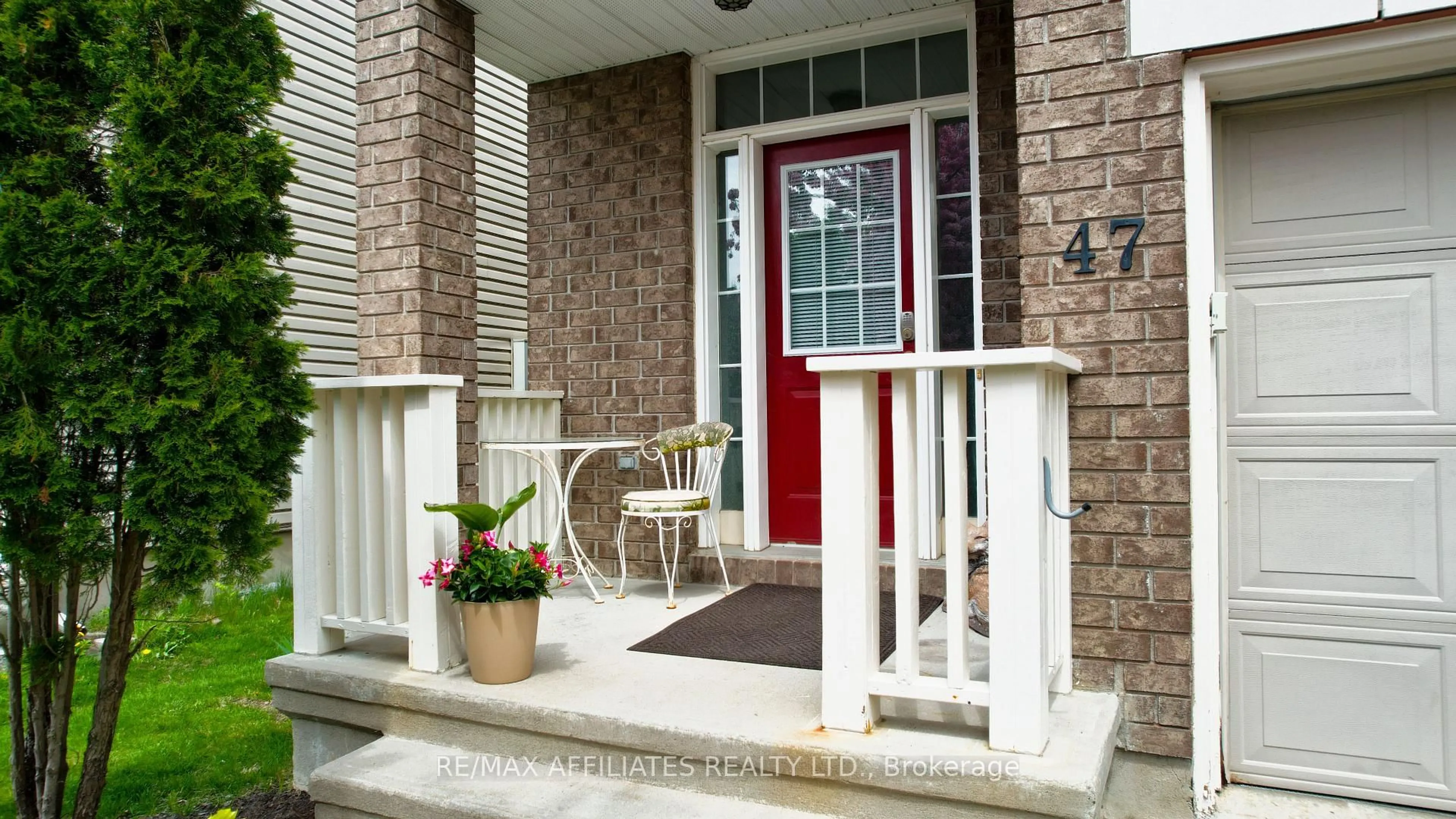 Indoor entryway for 47 Saddlesmith Circ, Ottawa Ontario K2M 2Y9