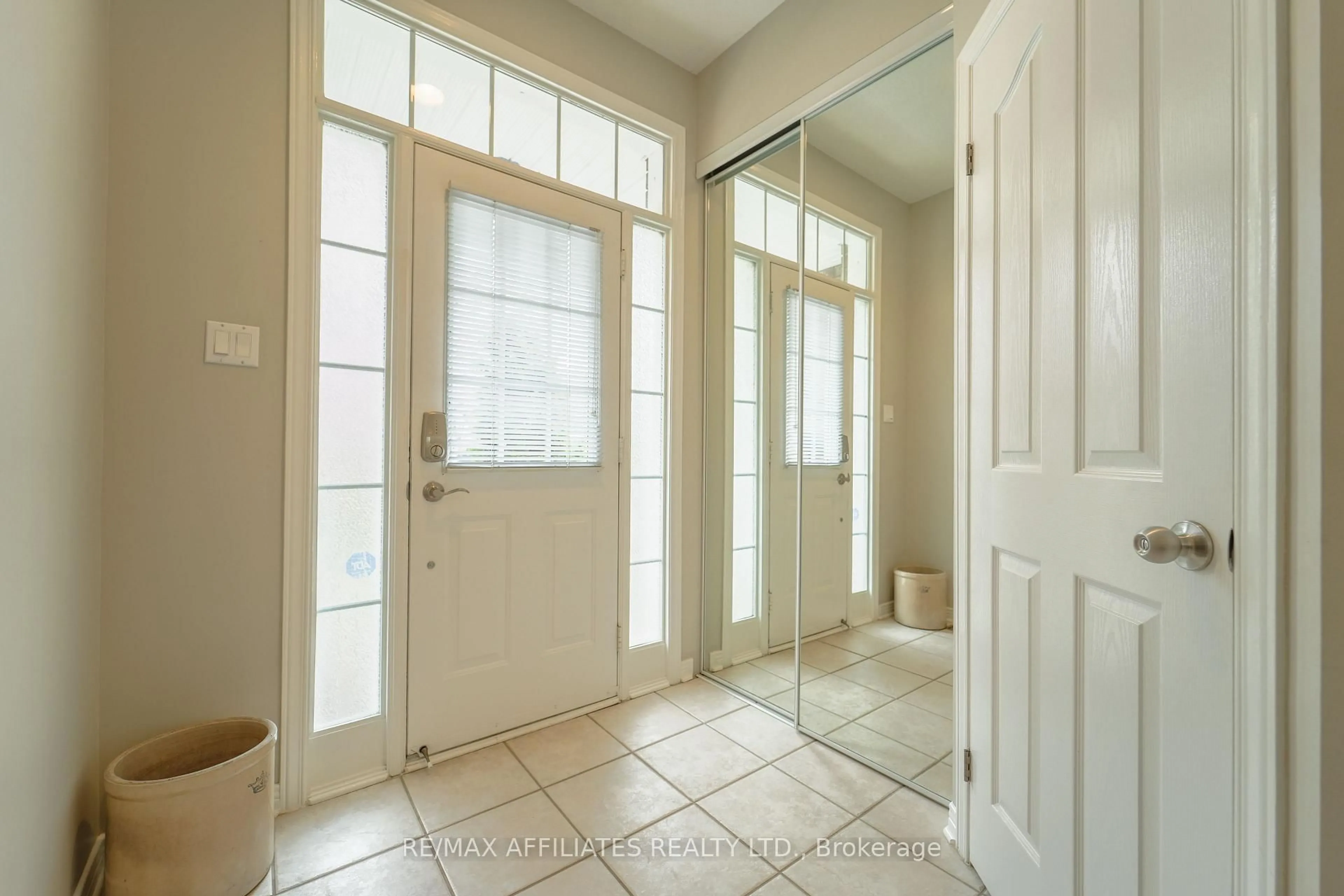 Indoor entryway for 47 Saddlesmith Circ, Ottawa Ontario K2M 2Y9