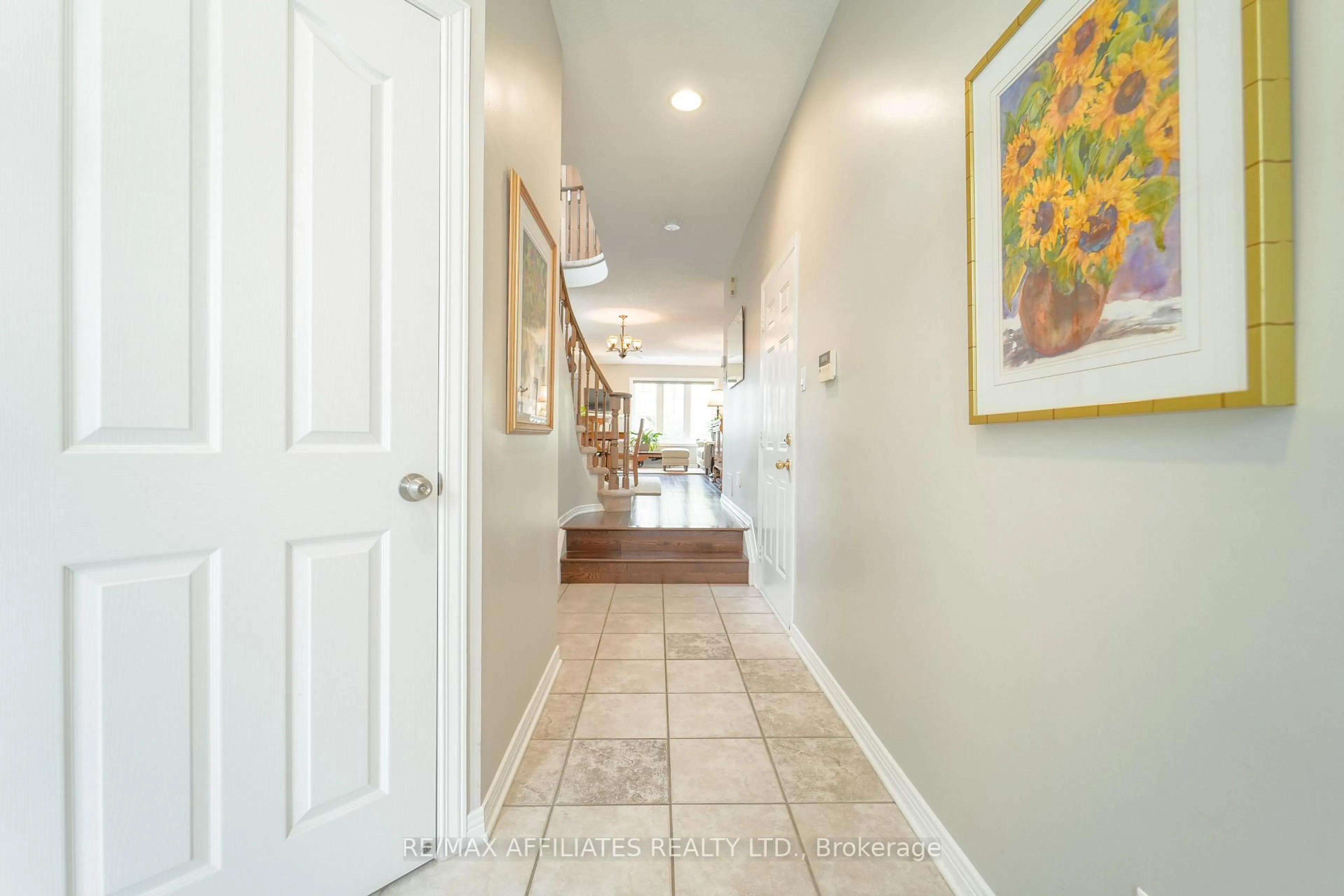 Indoor foyer for 47 Saddlesmith Circ, Ottawa Ontario K2M 2Y9