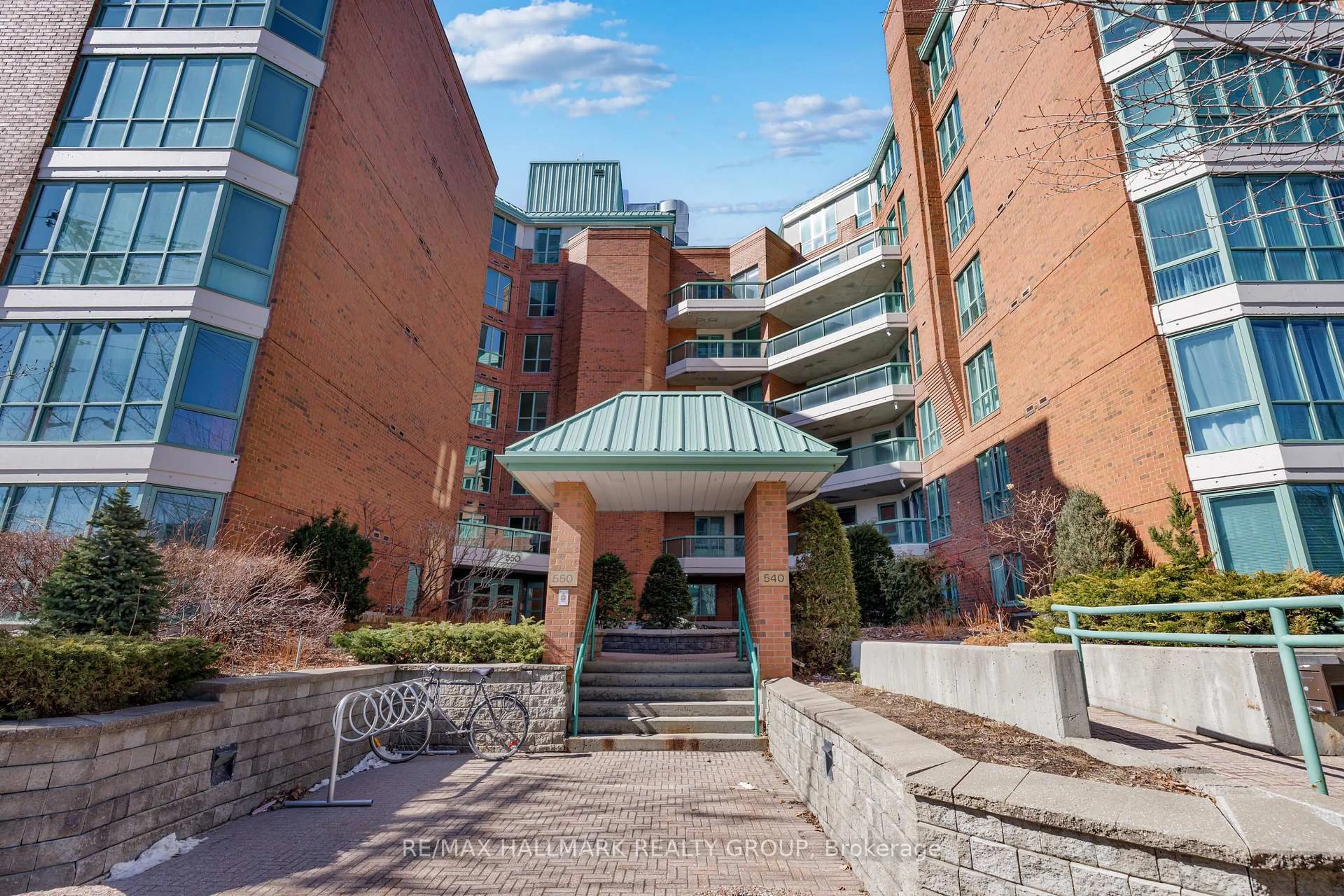 Indoor foyer for 550 Cambridge St #307, Ottawa Ontario K1S 5N3