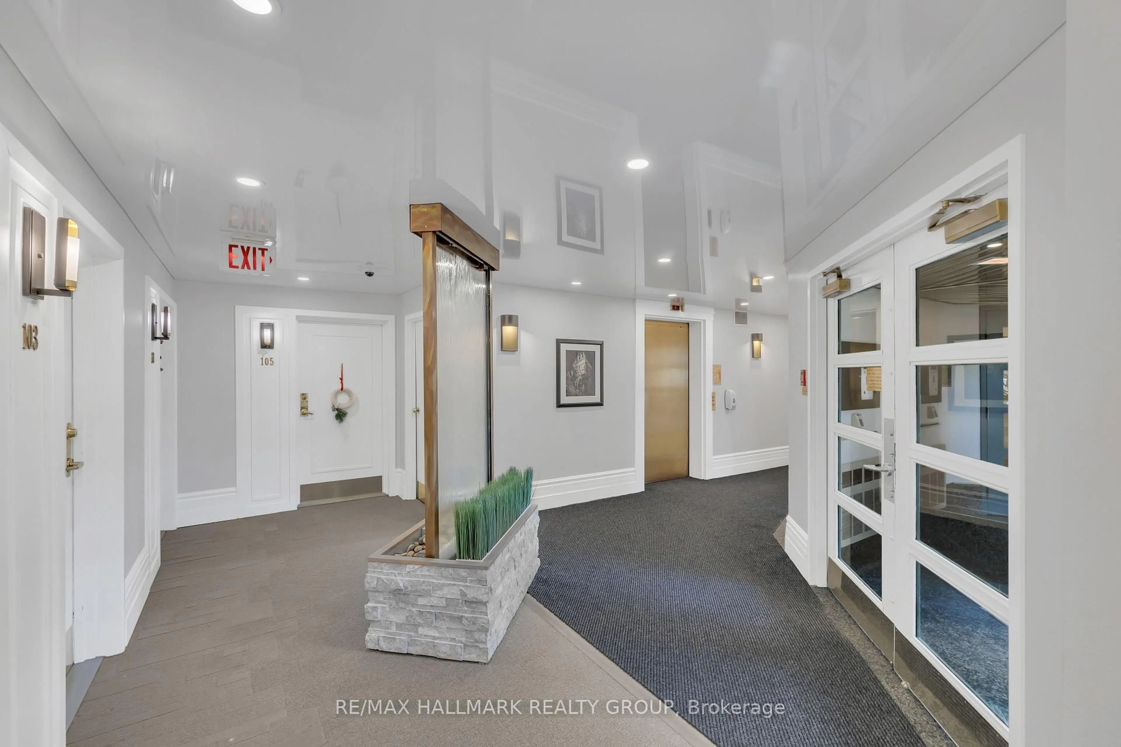 Indoor foyer for 550 Cambridge St #307, Ottawa Ontario K1S 5N3