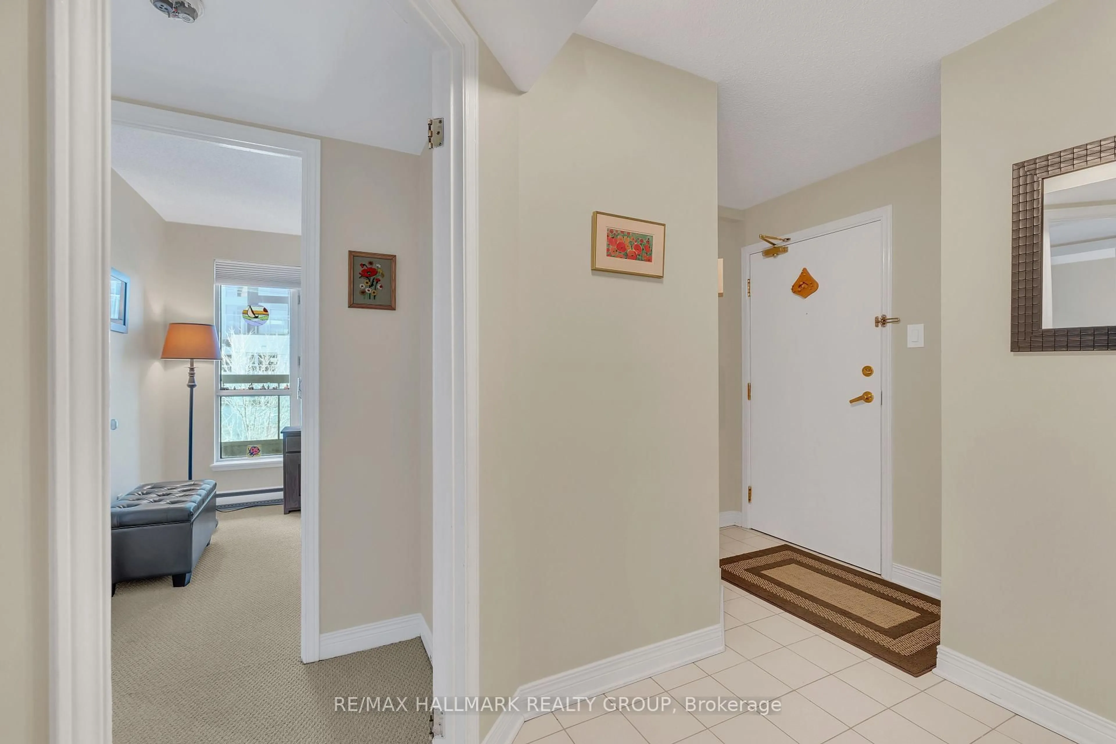 Indoor entryway for 550 Cambridge St #307, Ottawa Ontario K1S 5N3