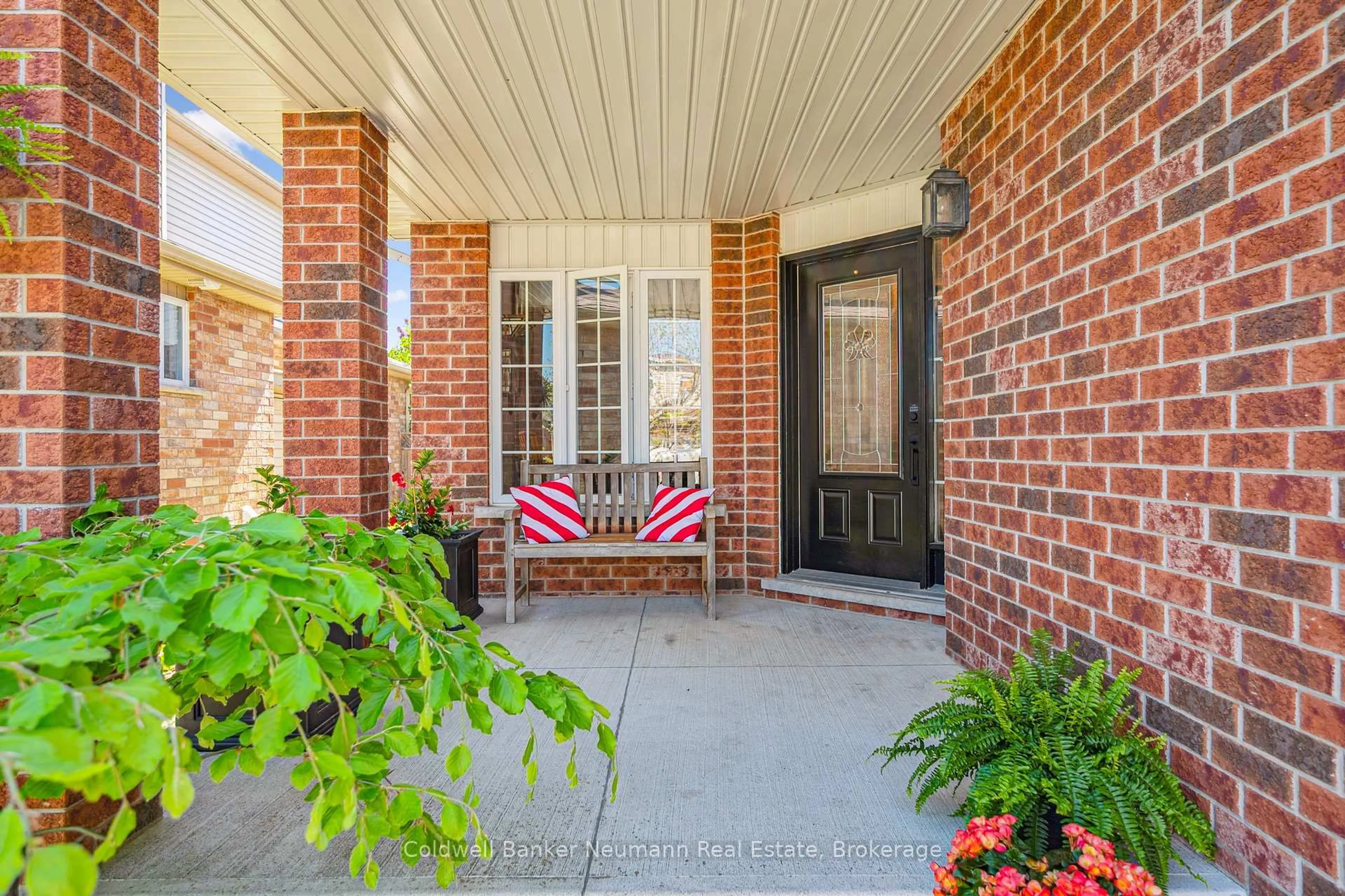 Indoor entryway for 14 Coutts Crt, Guelph Ontario N1L 1S9
