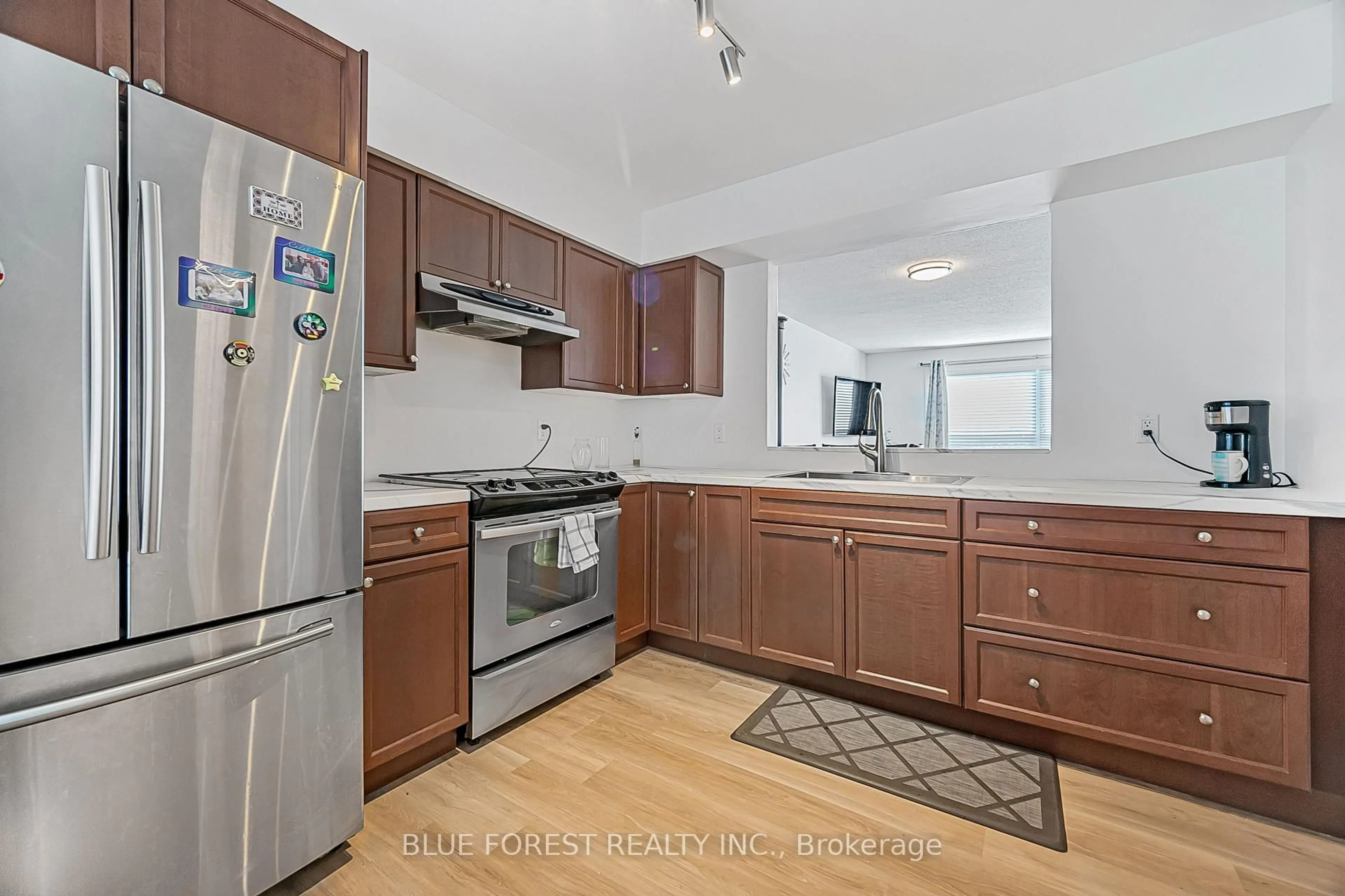 Standard kitchen, unknown for 450 Pond Mills Rd #15, London South Ontario N5Z 4X2