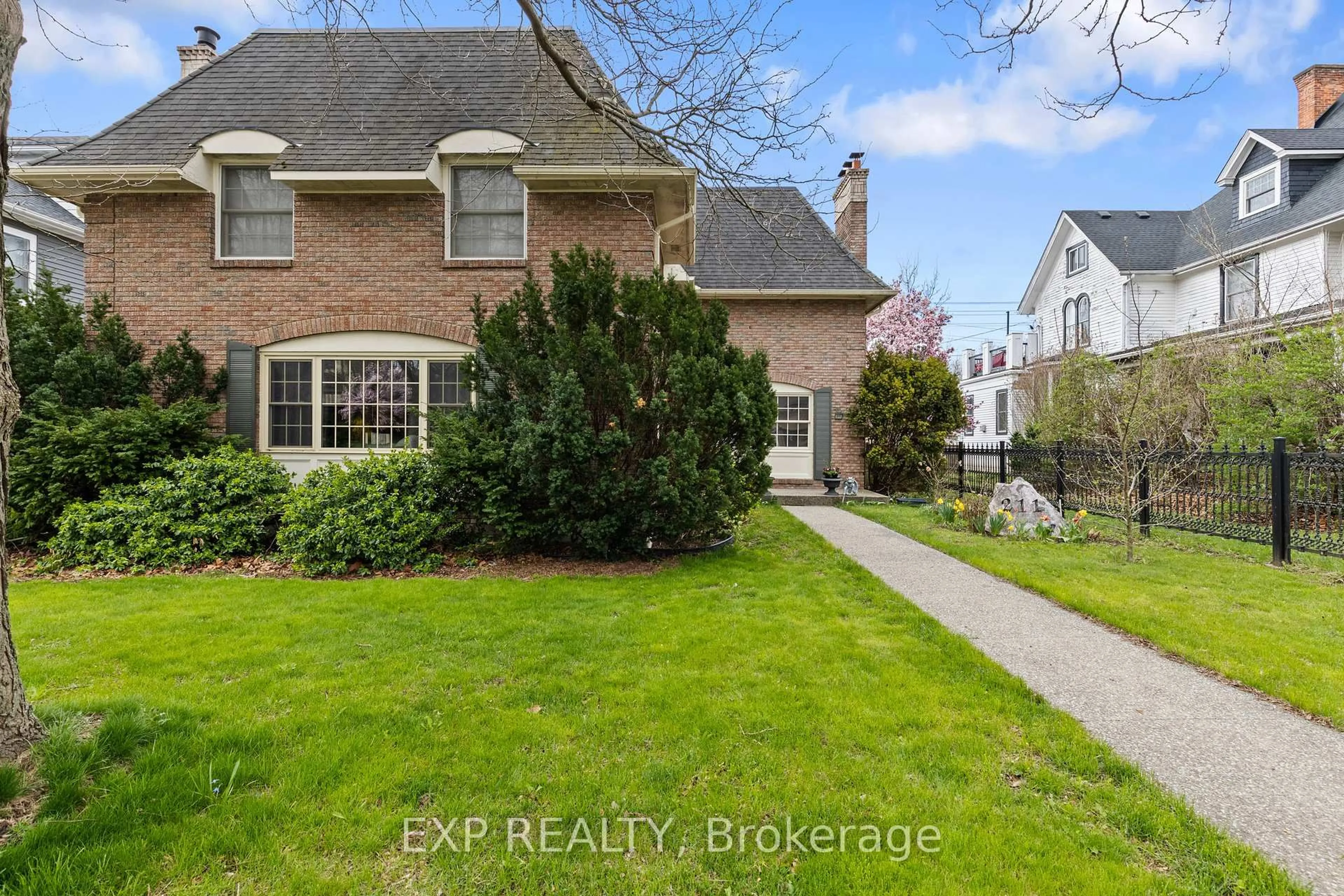A pic from outside/outdoor area/front of a property/back of a property/a pic from drone, street for 211 Merritt St, Welland Ontario L3C 4T8