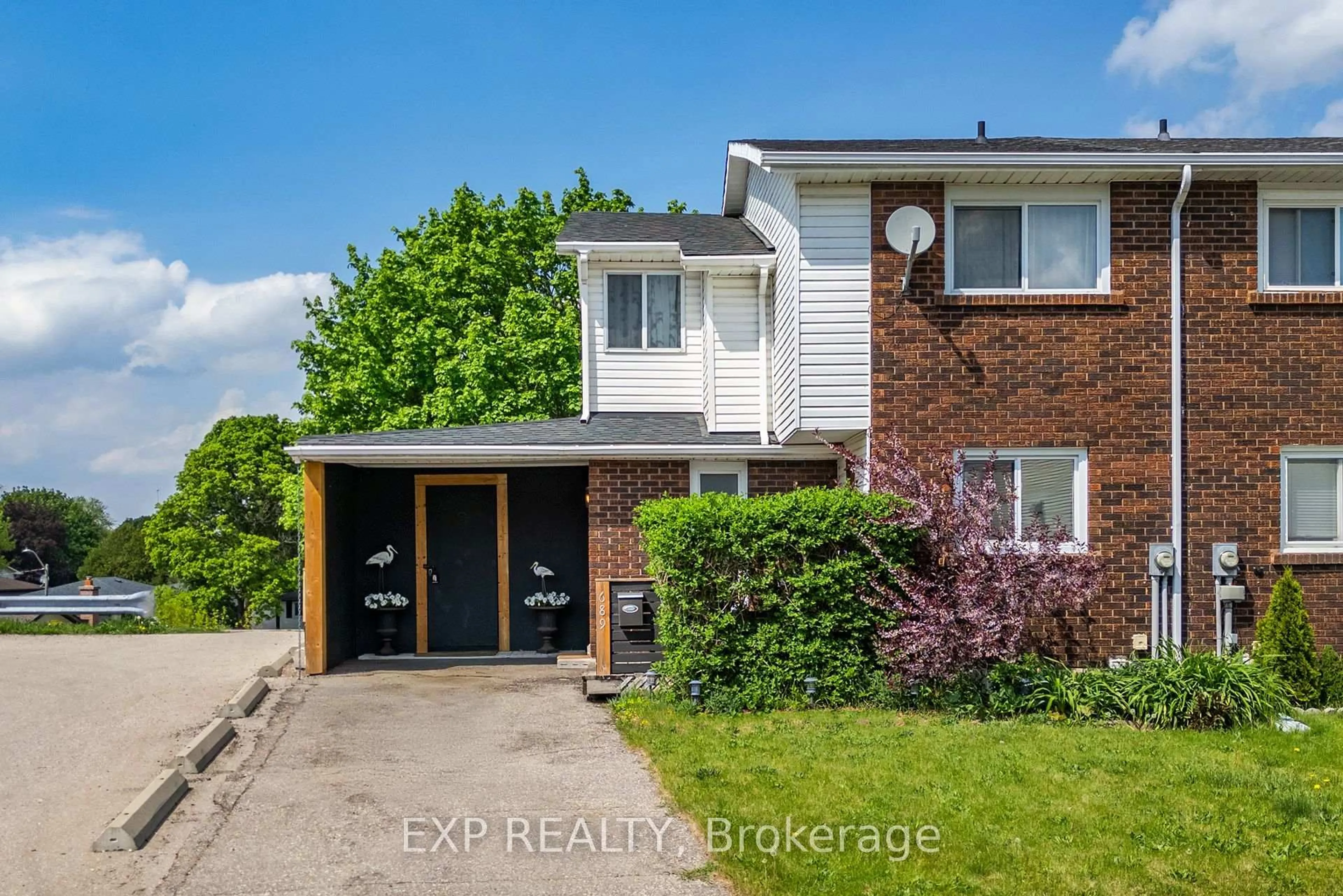 A pic from outside/outdoor area/front of a property/back of a property/a pic from drone, street for 689 Hillview Rd, Cambridge Ontario N3H 5C3