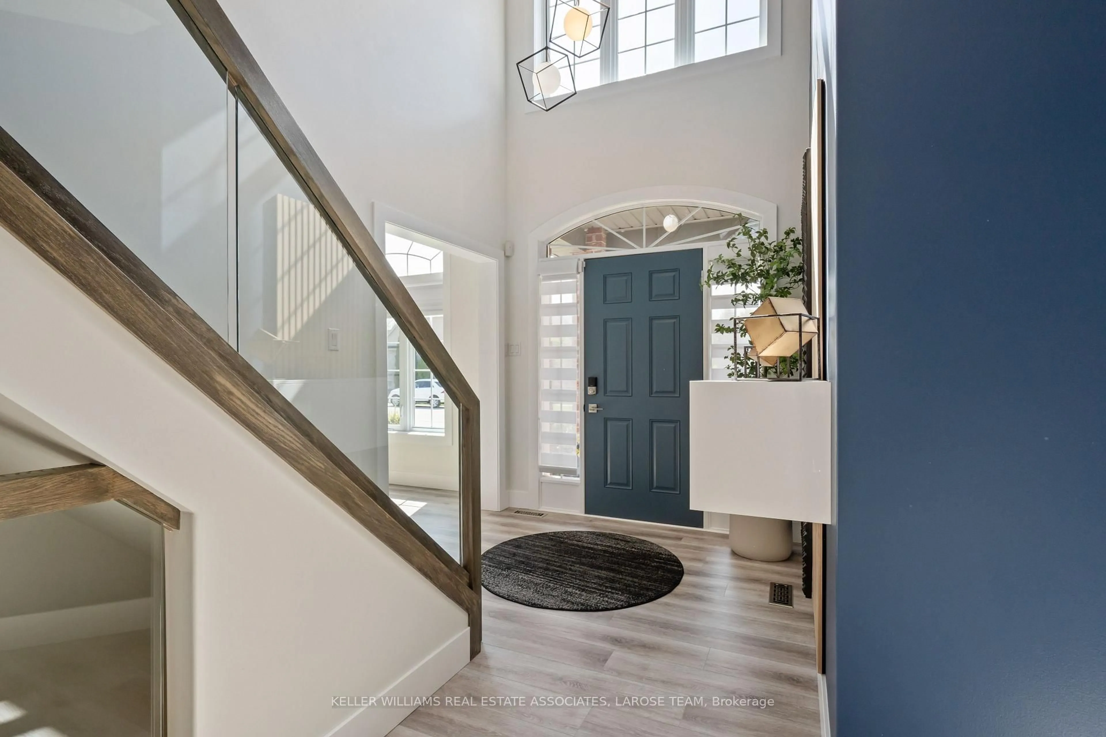 Indoor entryway for 2172 Logans Ru, London South Ontario N6K 5A4