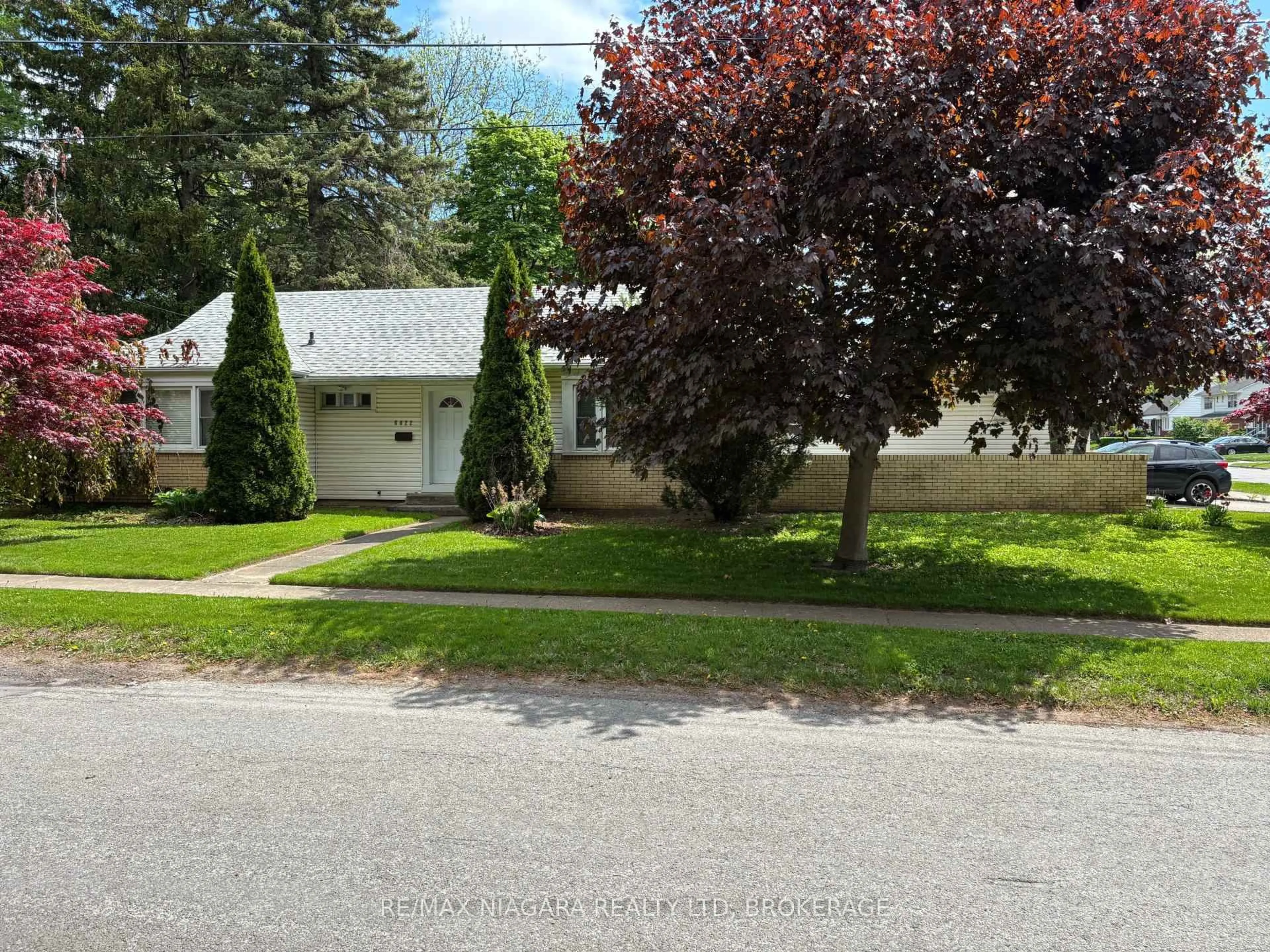 A pic from outside/outdoor area/front of a property/back of a property/a pic from drone, street for 6022 Brookfield Ave, Niagara Falls Ontario L2G 5R5