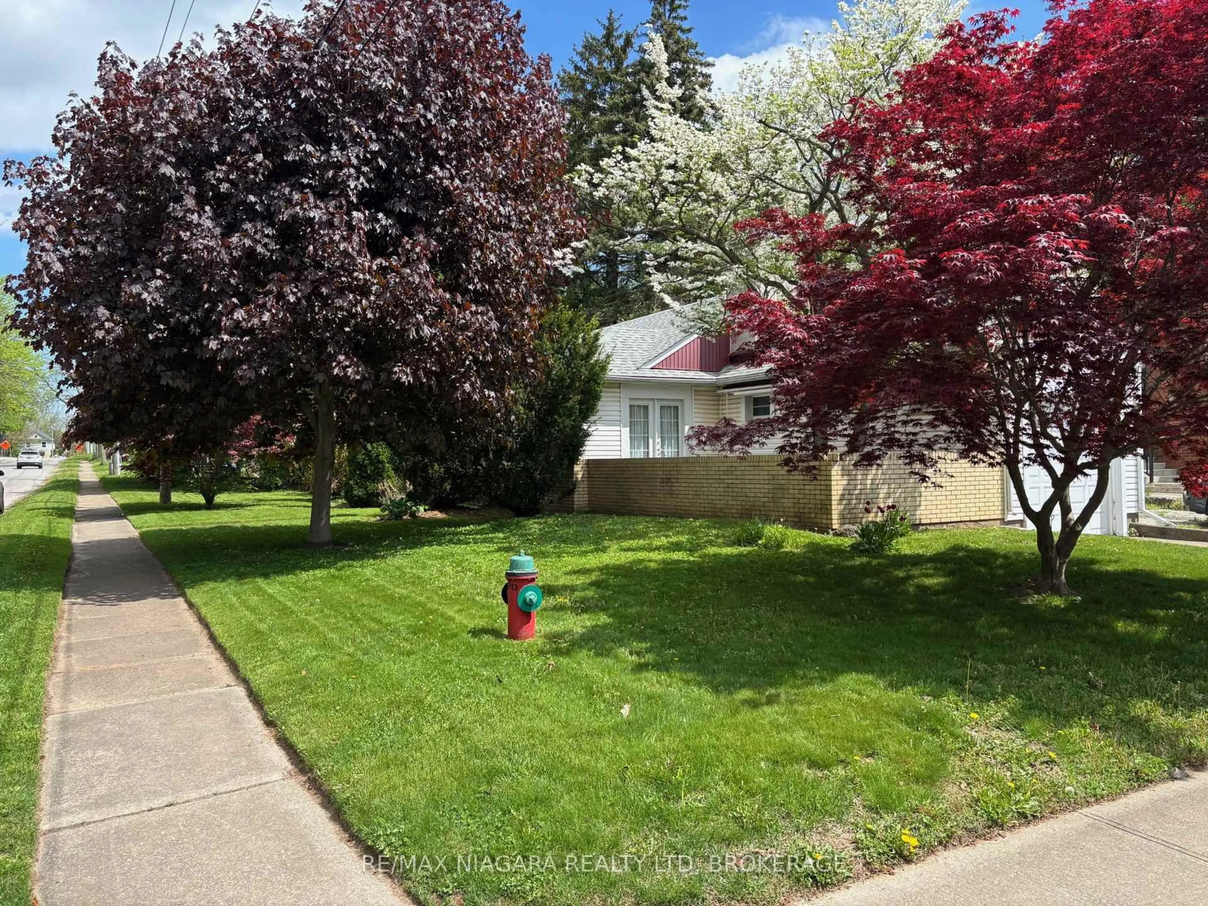 A pic from outside/outdoor area/front of a property/back of a property/a pic from drone, street for 6022 Brookfield Ave, Niagara Falls Ontario L2G 5R5