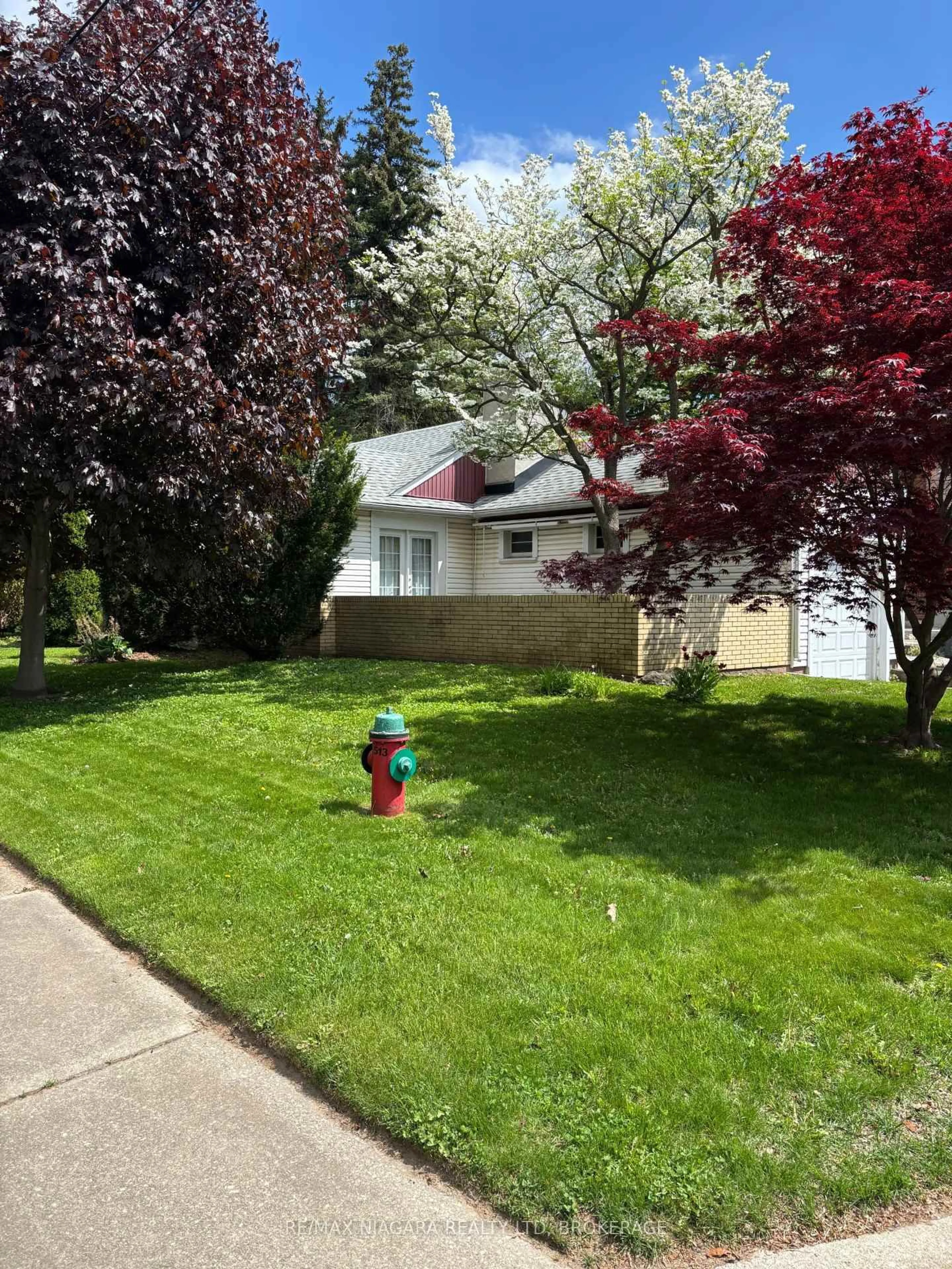 A pic from outside/outdoor area/front of a property/back of a property/a pic from drone, street for 6022 Brookfield Ave, Niagara Falls Ontario L2G 5R5