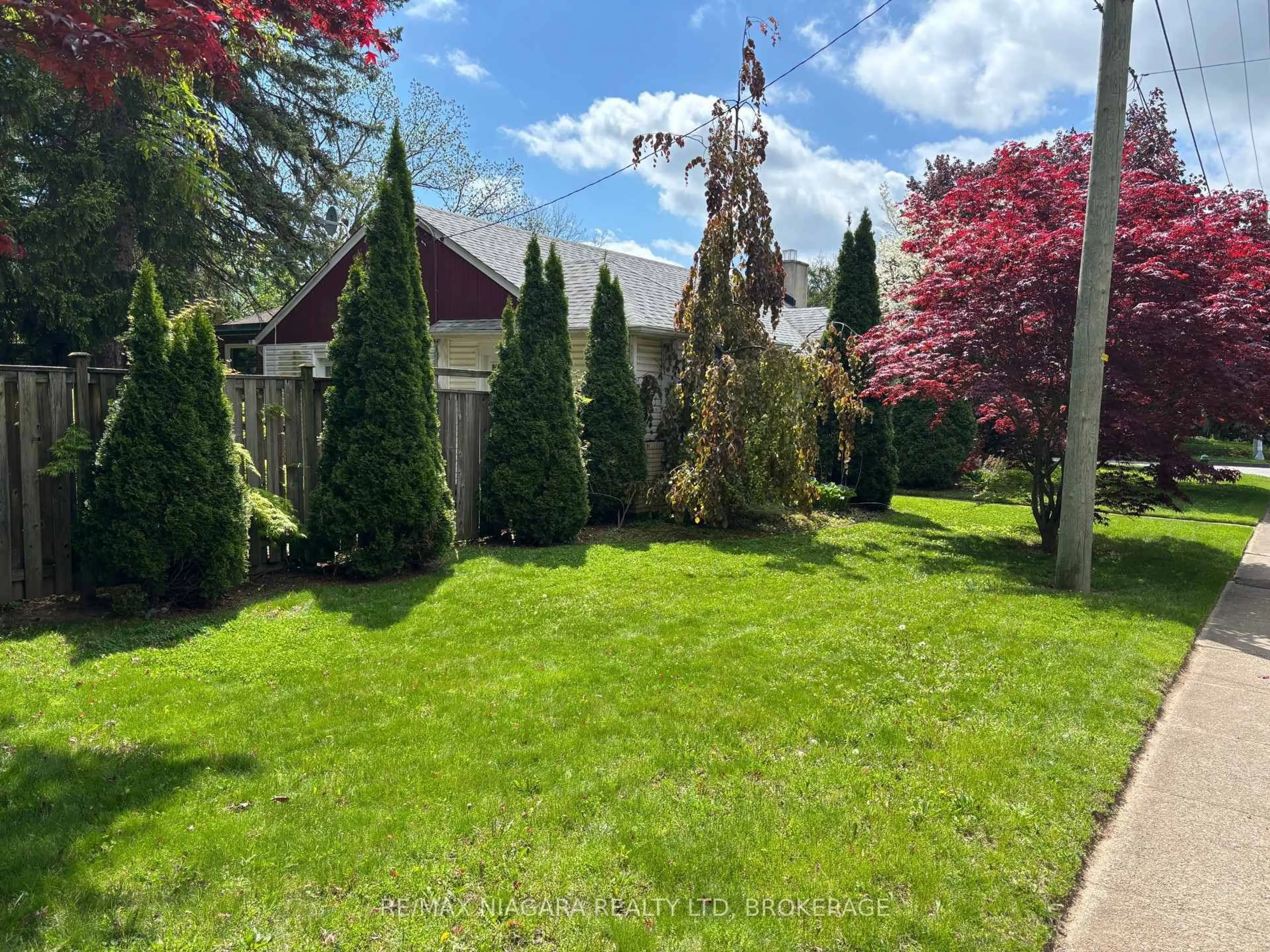 A pic from outside/outdoor area/front of a property/back of a property/a pic from drone, street for 6022 Brookfield Ave, Niagara Falls Ontario L2G 5R5