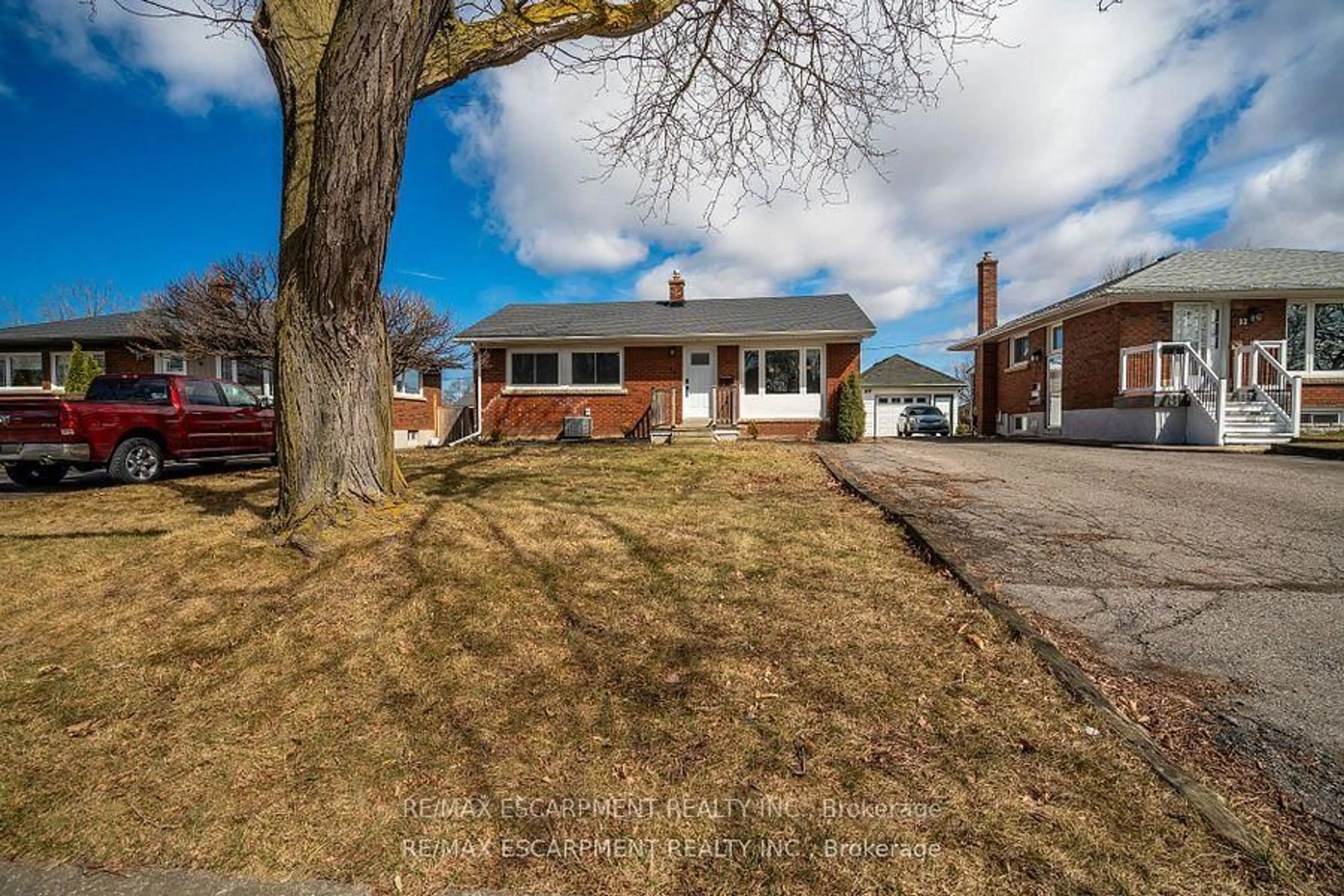 A pic from outside/outdoor area/front of a property/back of a property/a pic from drone, street for 14 Milton Rd, St. Catharines Ontario L2P 3E8
