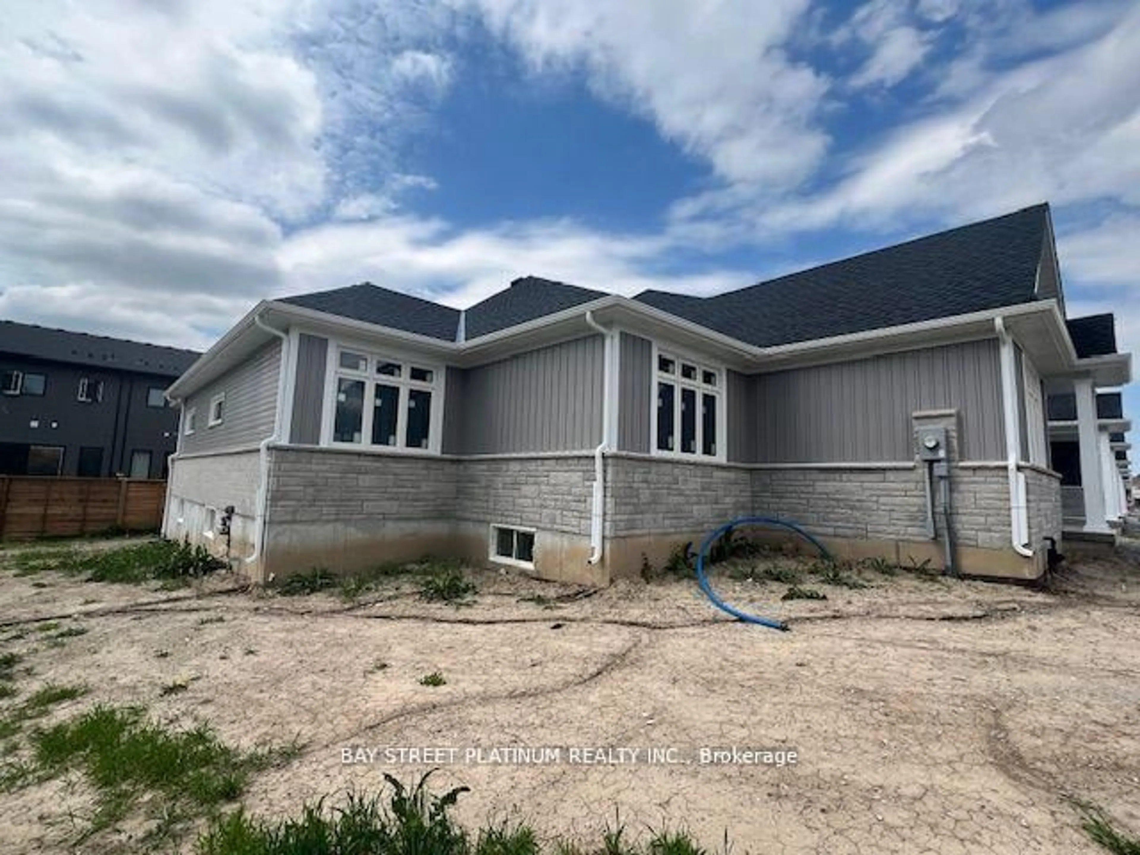 Home with vinyl exterior material, building for 87 Wiley Tr, Welland Ontario L3B 4C5