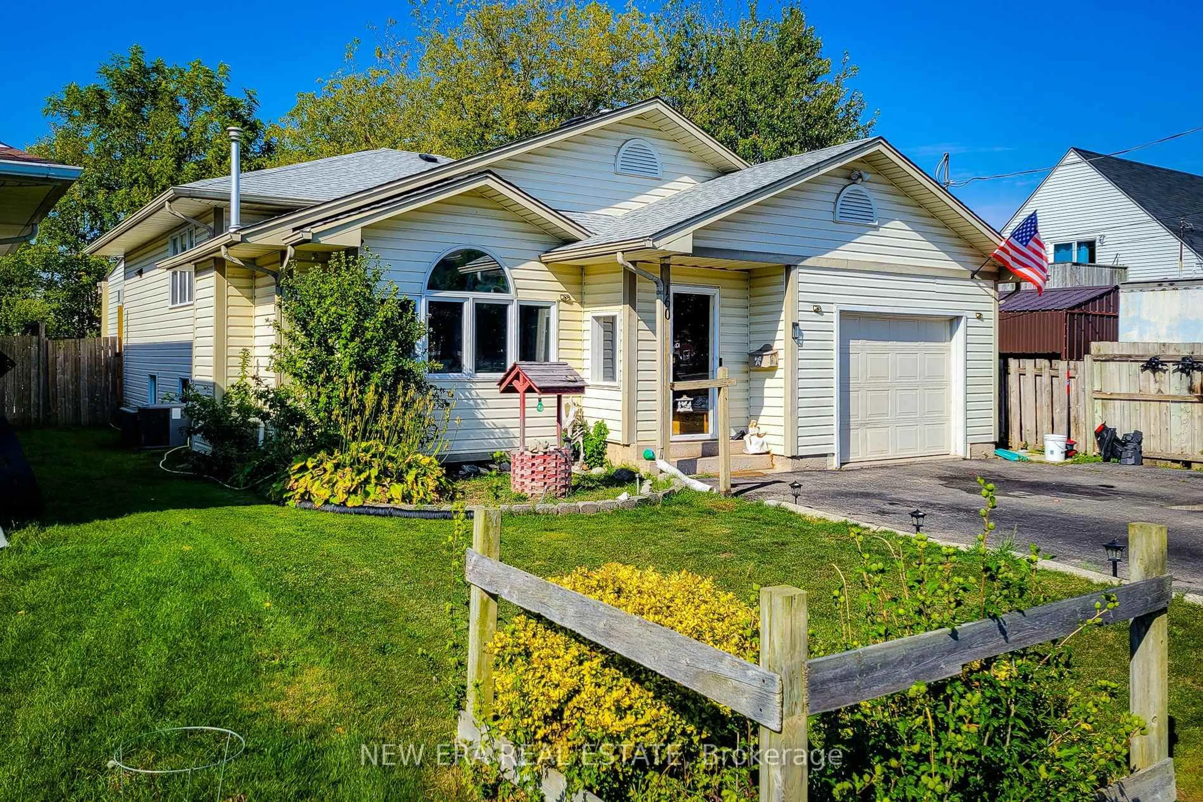Home with vinyl exterior material, street for 160 Davis St, Port Colborne Ontario L3K 1Z1
