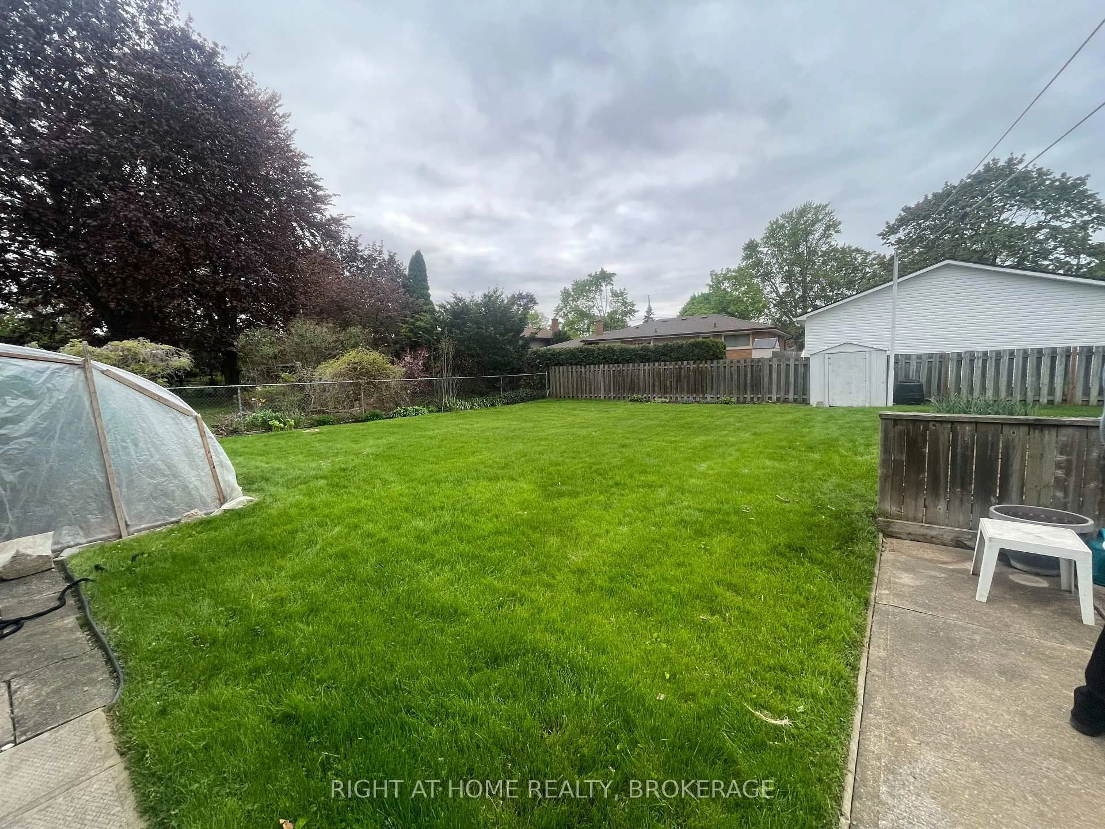 A pic from outside/outdoor area/front of a property/back of a property/a pic from drone, unknown for 63 Trelawne Dr, St. Catharines Ontario L2M 2H1