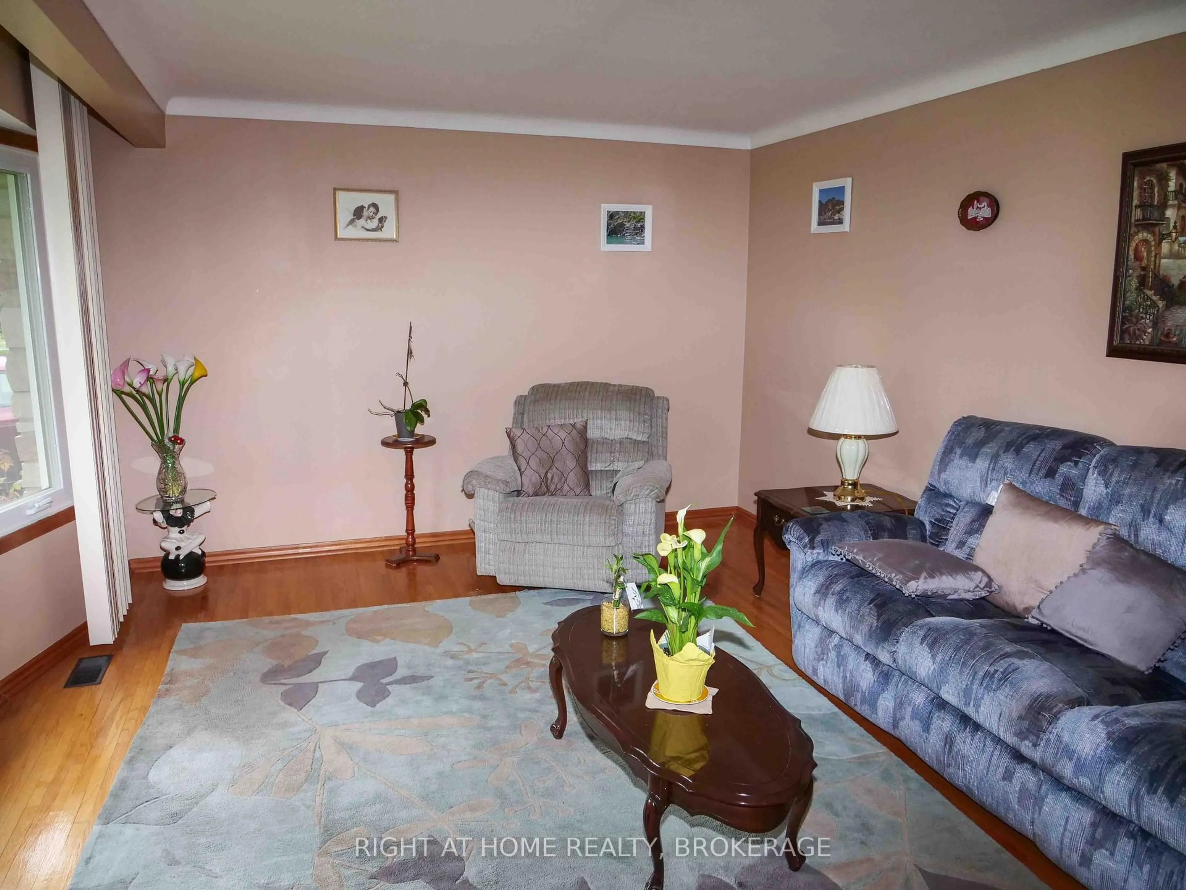 Living room with furniture, unknown for 63 Trelawne Dr, St. Catharines Ontario L2M 2H1