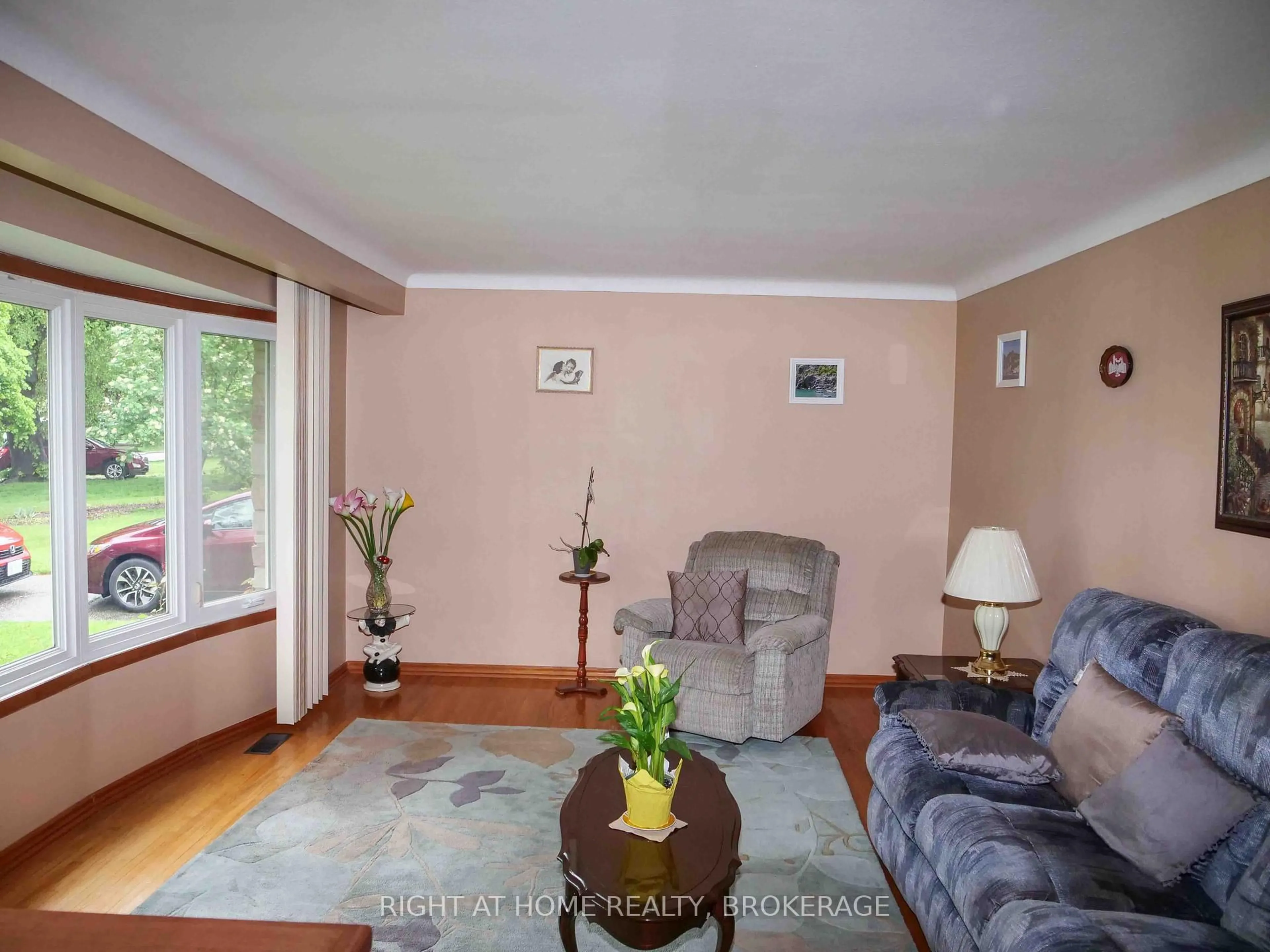 Living room with furniture, wood/laminate floor for 63 Trelawne Dr, St. Catharines Ontario L2M 2H1