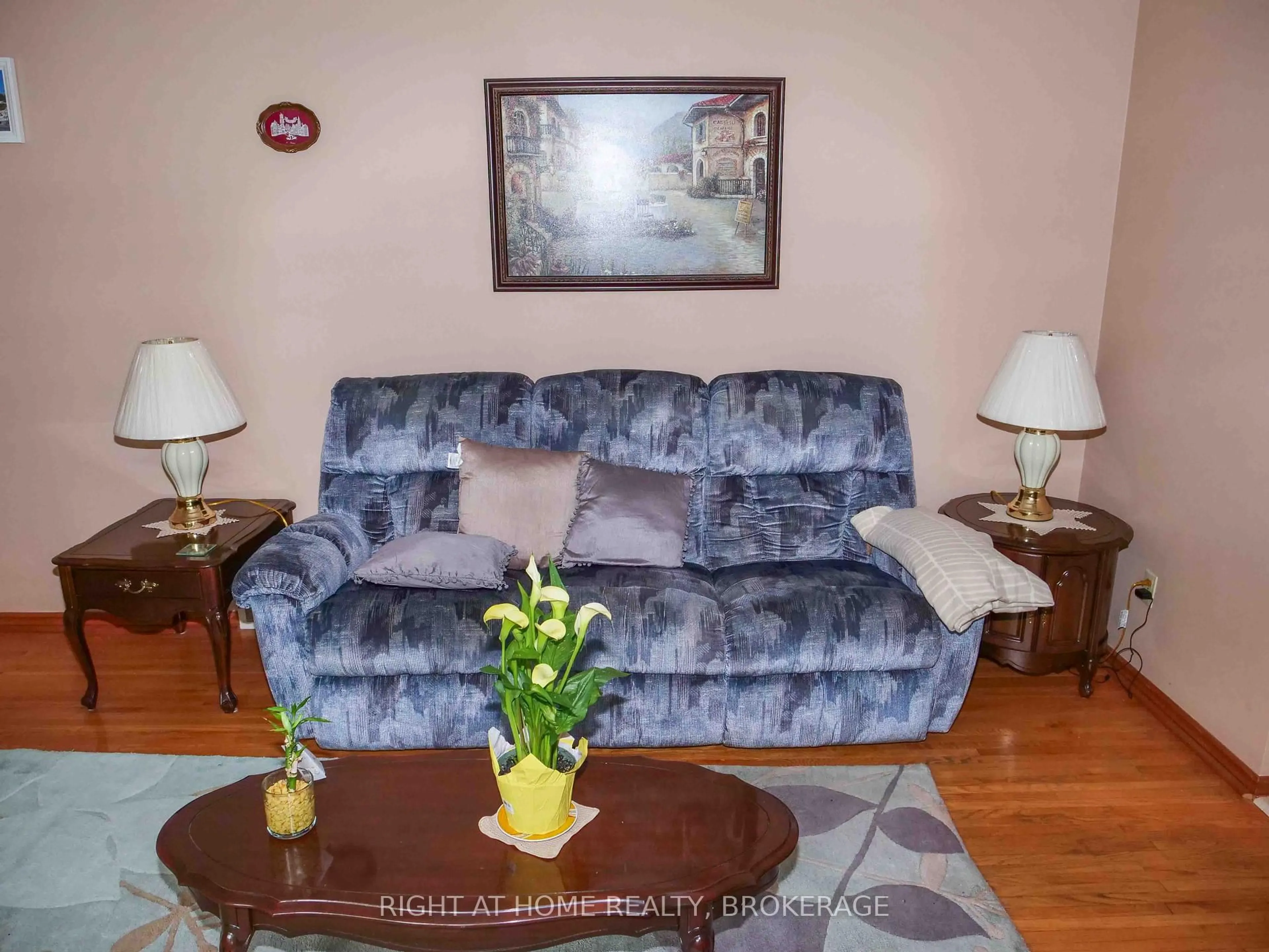 Living room with furniture, wood/laminate floor for 63 Trelawne Dr, St. Catharines Ontario L2M 2H1