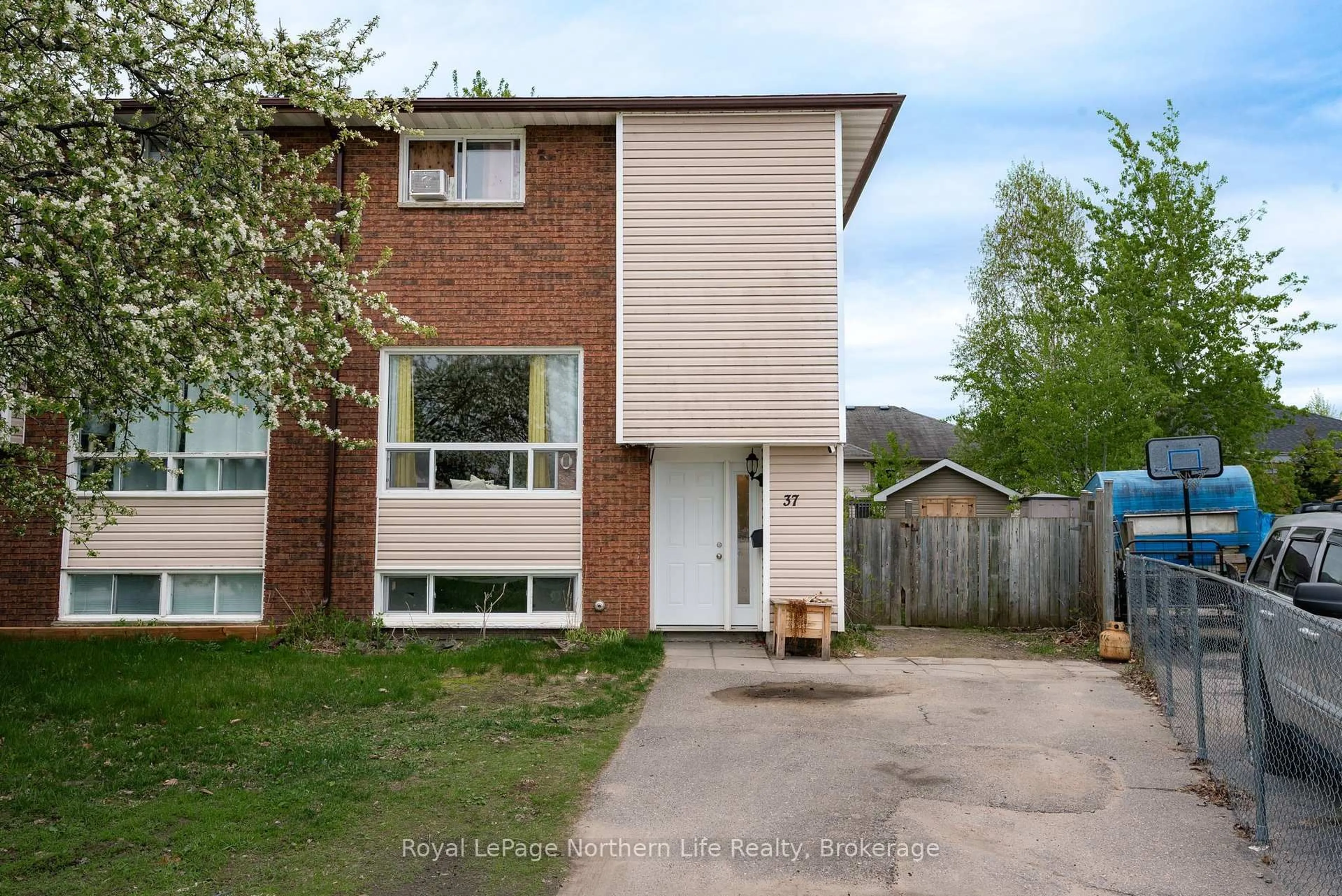 A pic from outside/outdoor area/front of a property/back of a property/a pic from drone, street for 37 Massey Dr, North Bay Ontario P1A 3Y3