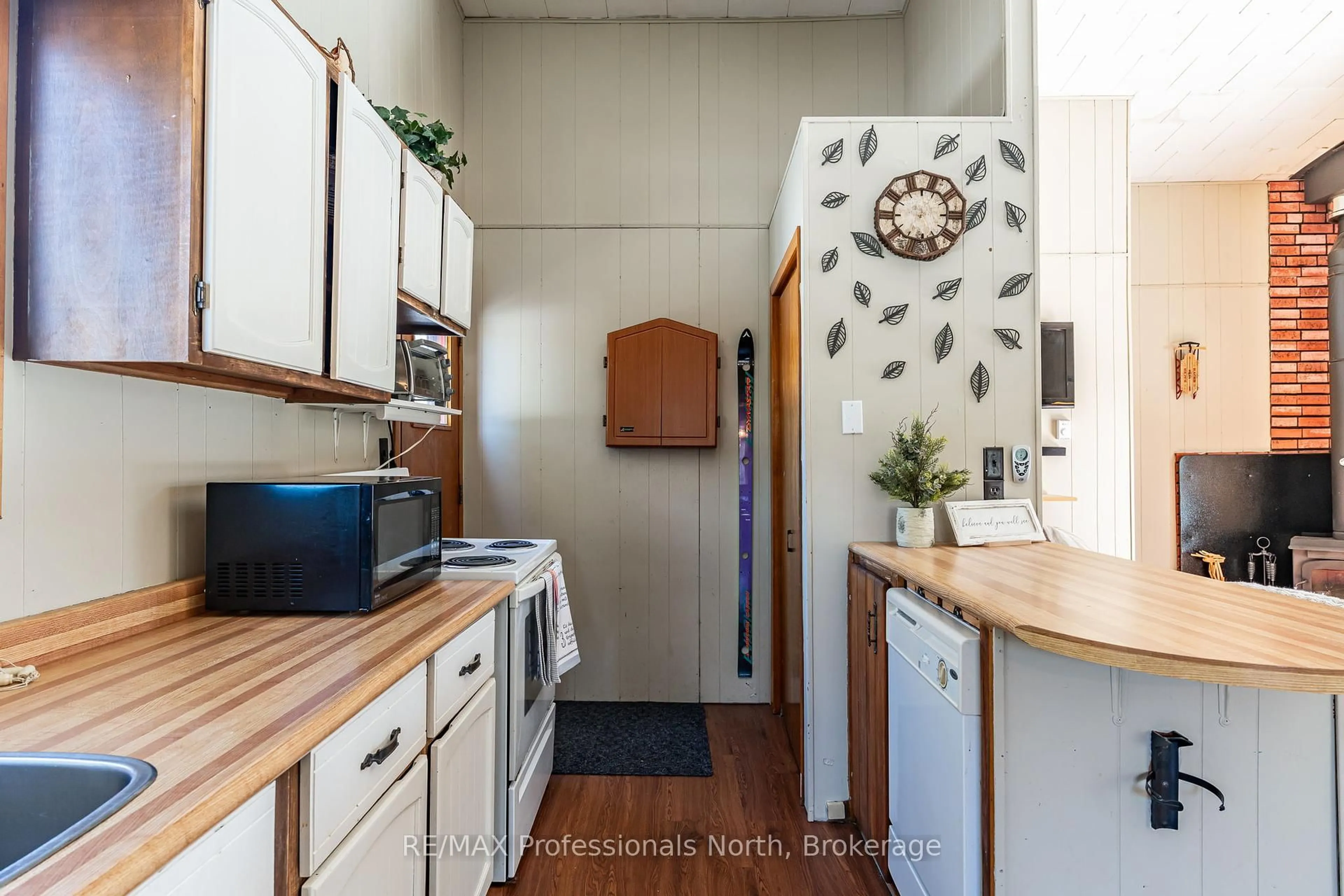 Standard kitchen, unknown for 1093 Tiffany Lane, Minden Hills Ontario K0M 2K0