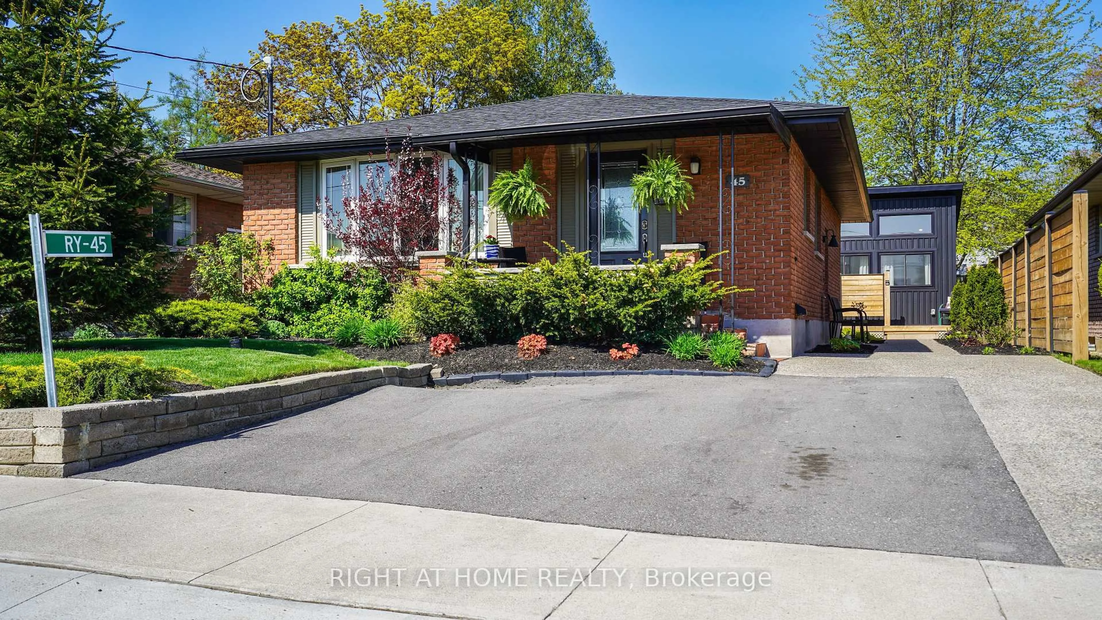 Home with brick exterior material, street for 45 Bond St, Kitchener Ontario N2H 4S4