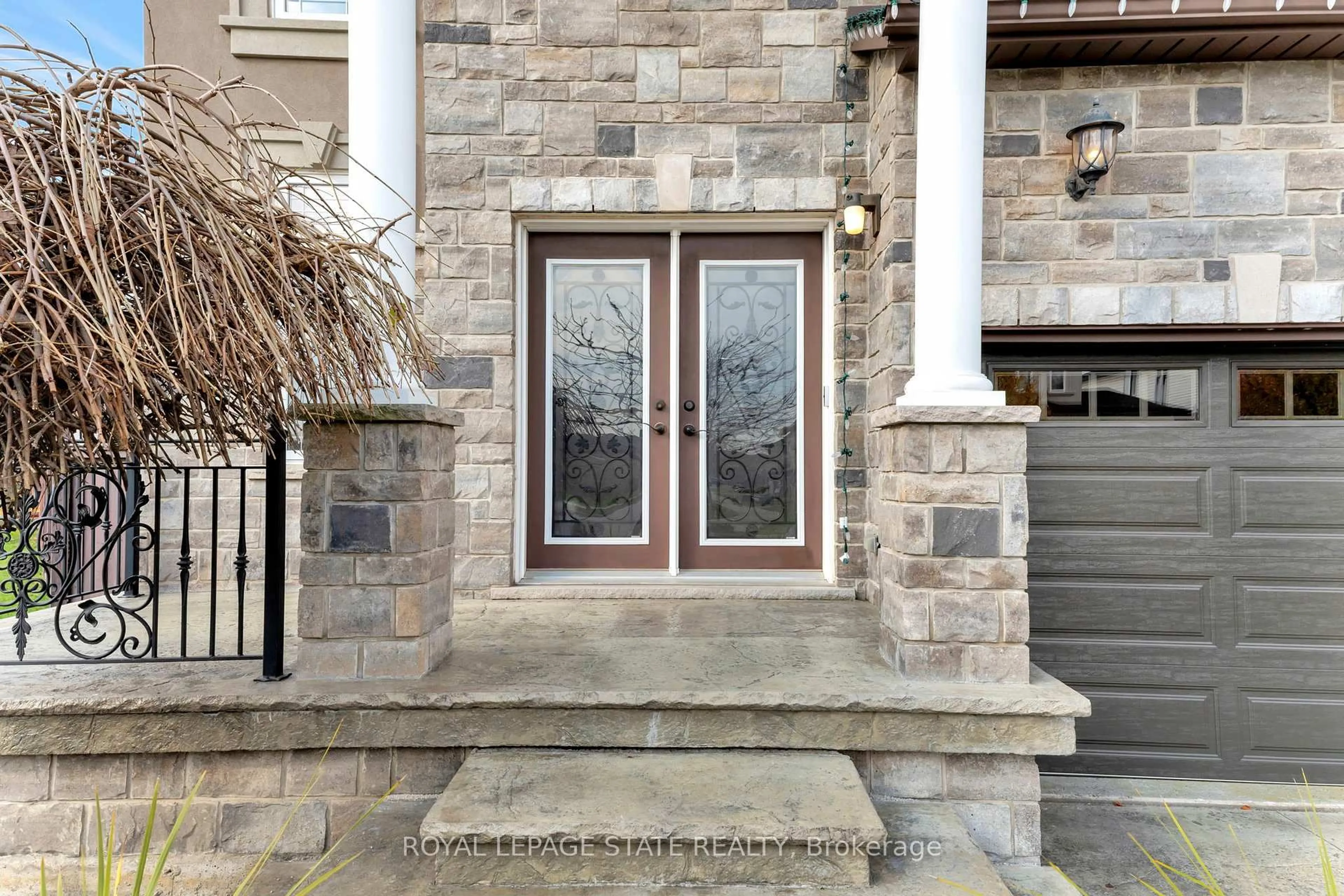 Indoor entryway for 3 Rianna Crt, Hamilton Ontario L9B 0G3