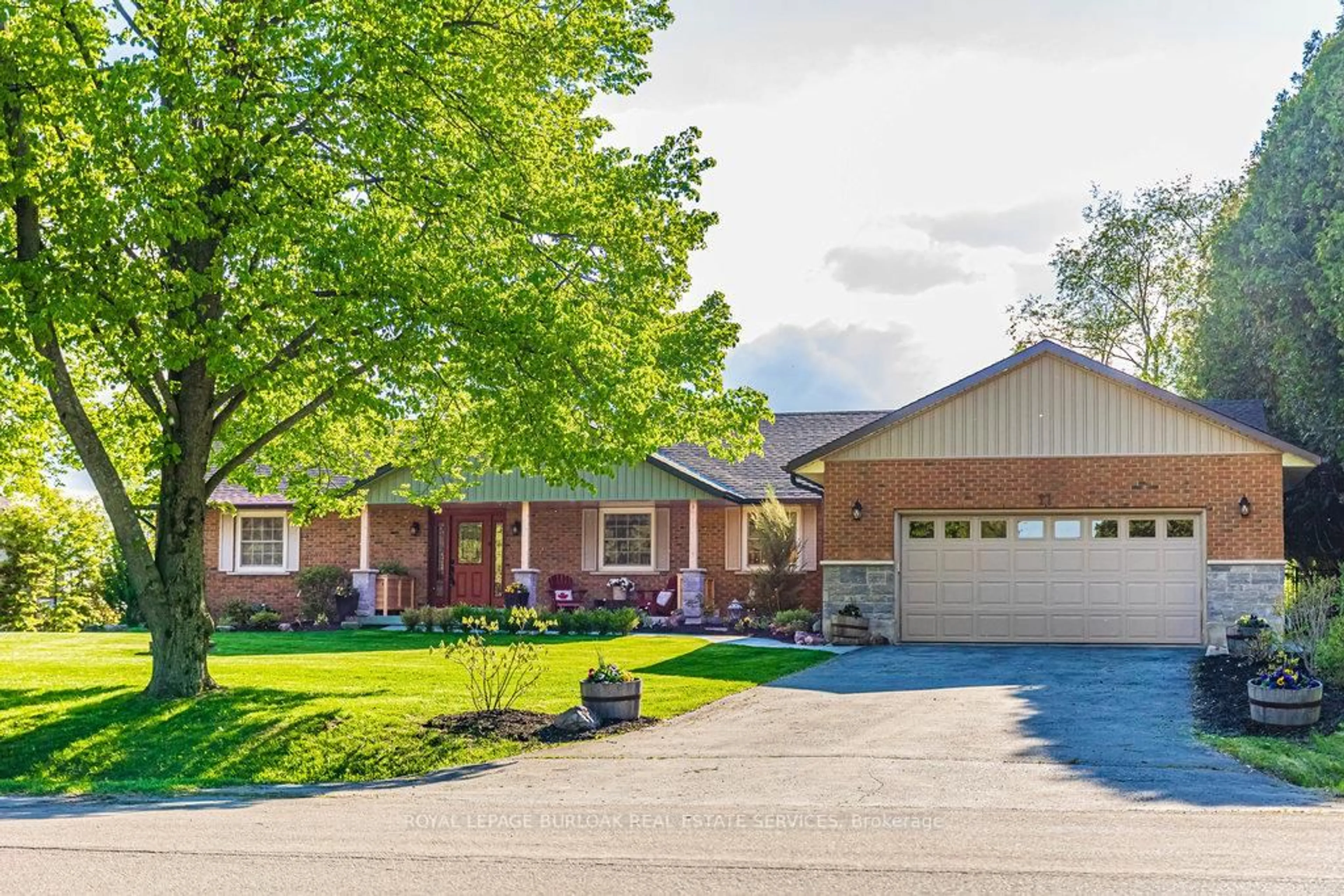 Home with brick exterior material, unknown for 17 Beverlyglen Dr, Hamilton Ontario L0R 1T0