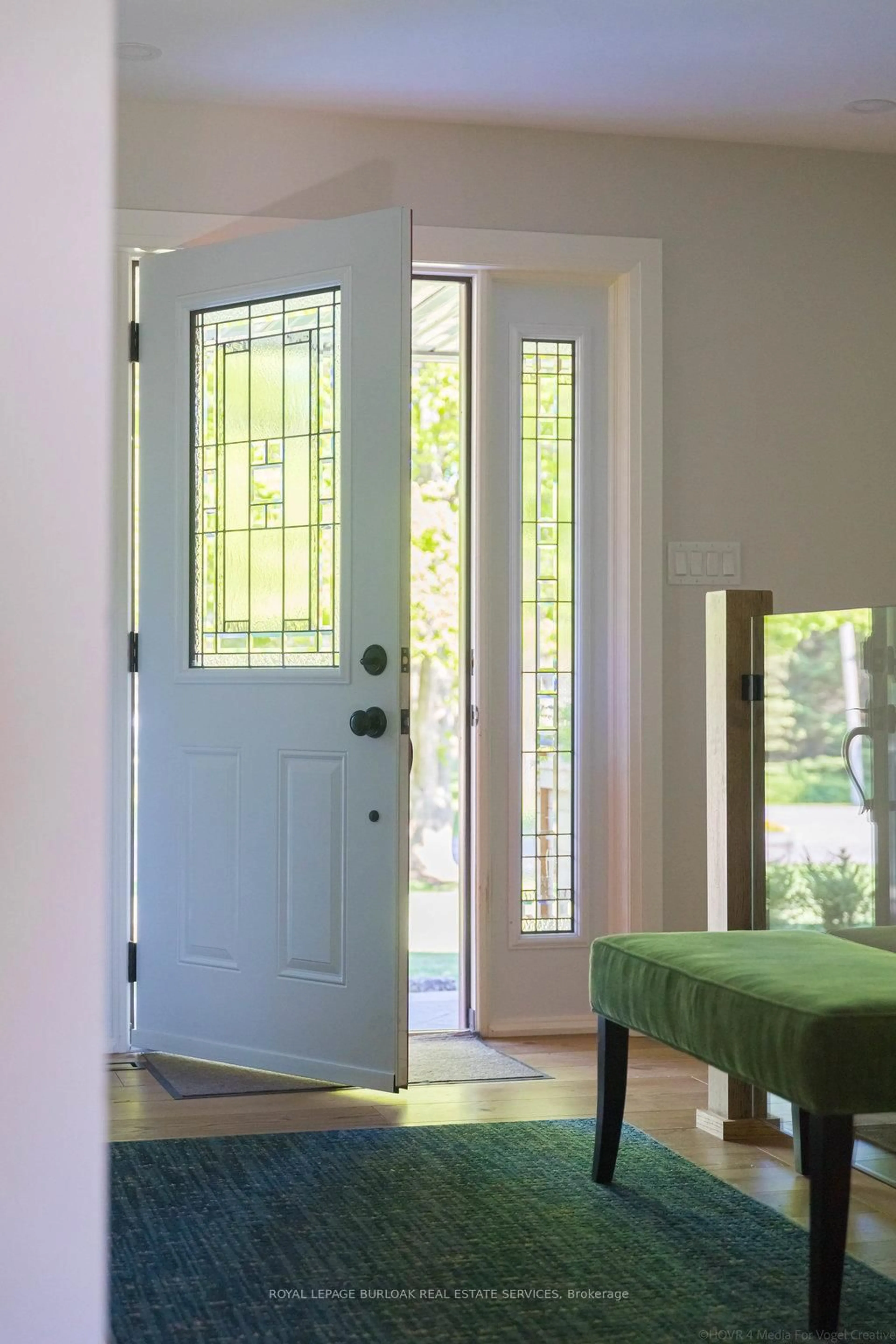 Indoor entryway for 17 Beverlyglen Dr, Hamilton Ontario L0R 1T0