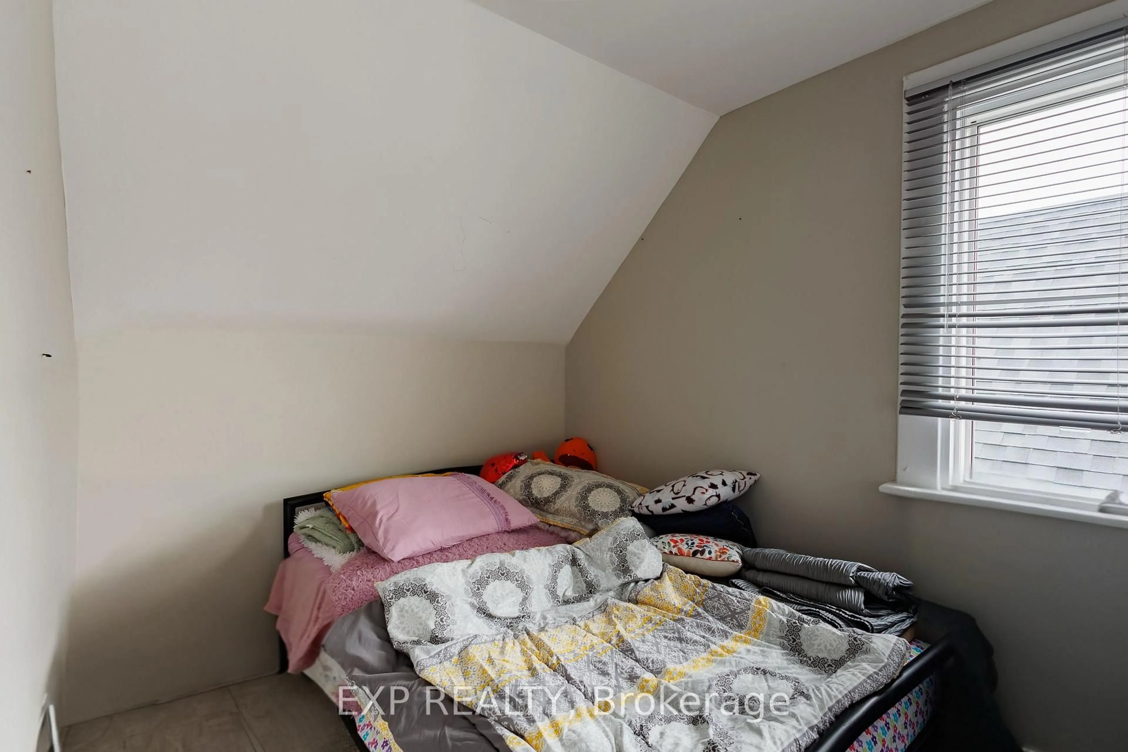 A pic of a room for 198 Lansdowne St, Peterborough Central Ontario K9J 1Y7