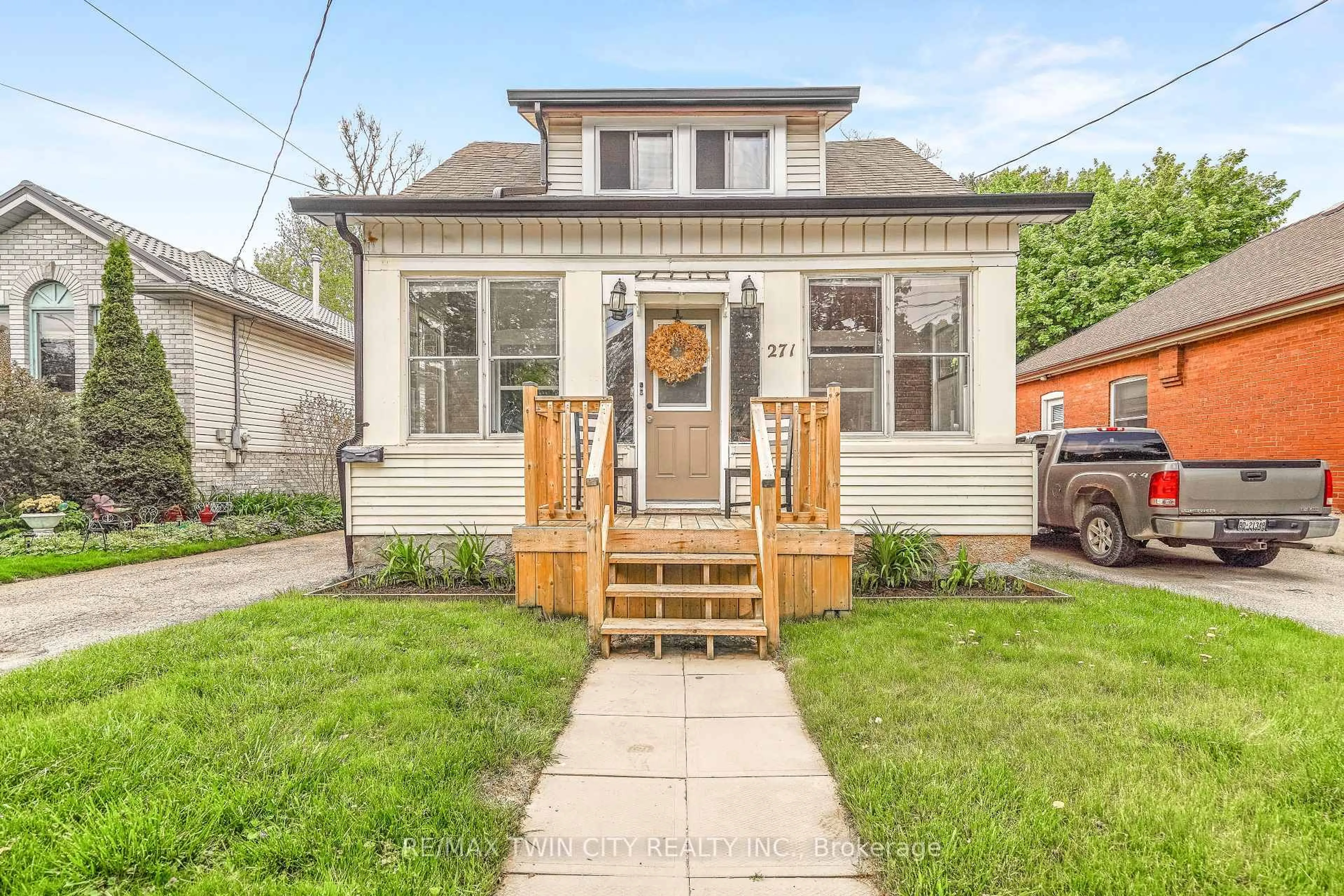 Home with vinyl exterior material, street for 271 Grey St, Brantford Ontario N3S 4W9