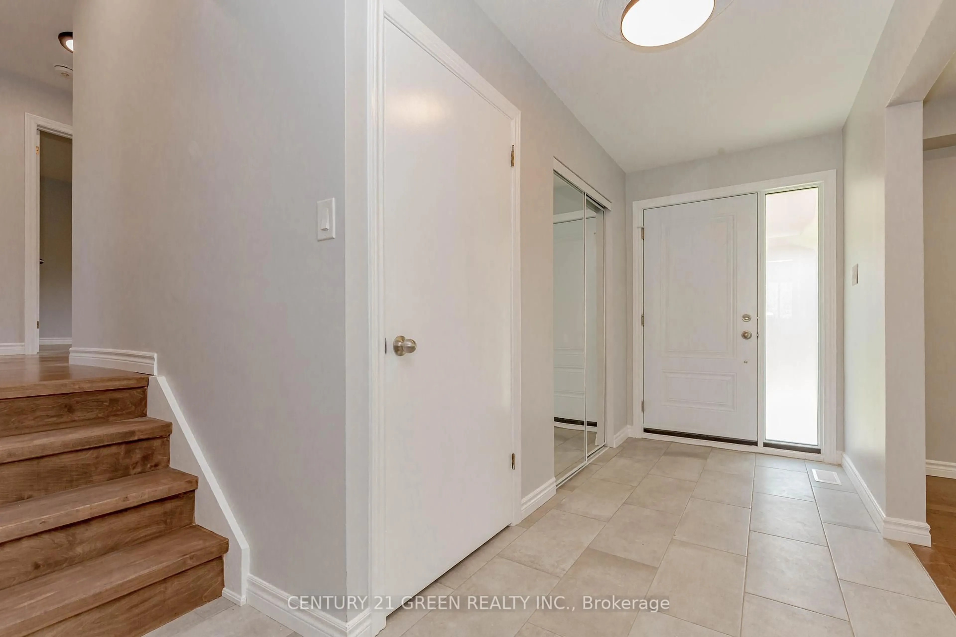 Indoor entryway for 1691 Glancaster Rd, Hamilton Ontario L0R 1W0