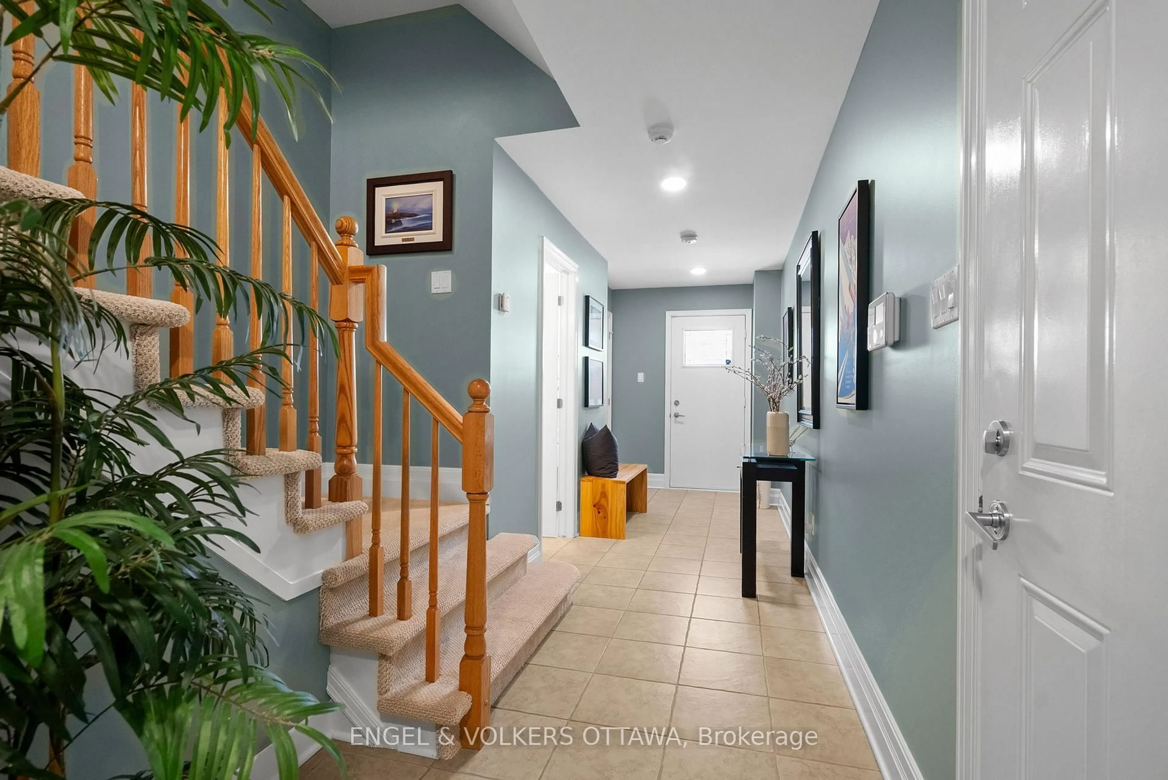 Indoor foyer for 106 Tay St, Ottawa Ontario K2A 4H3