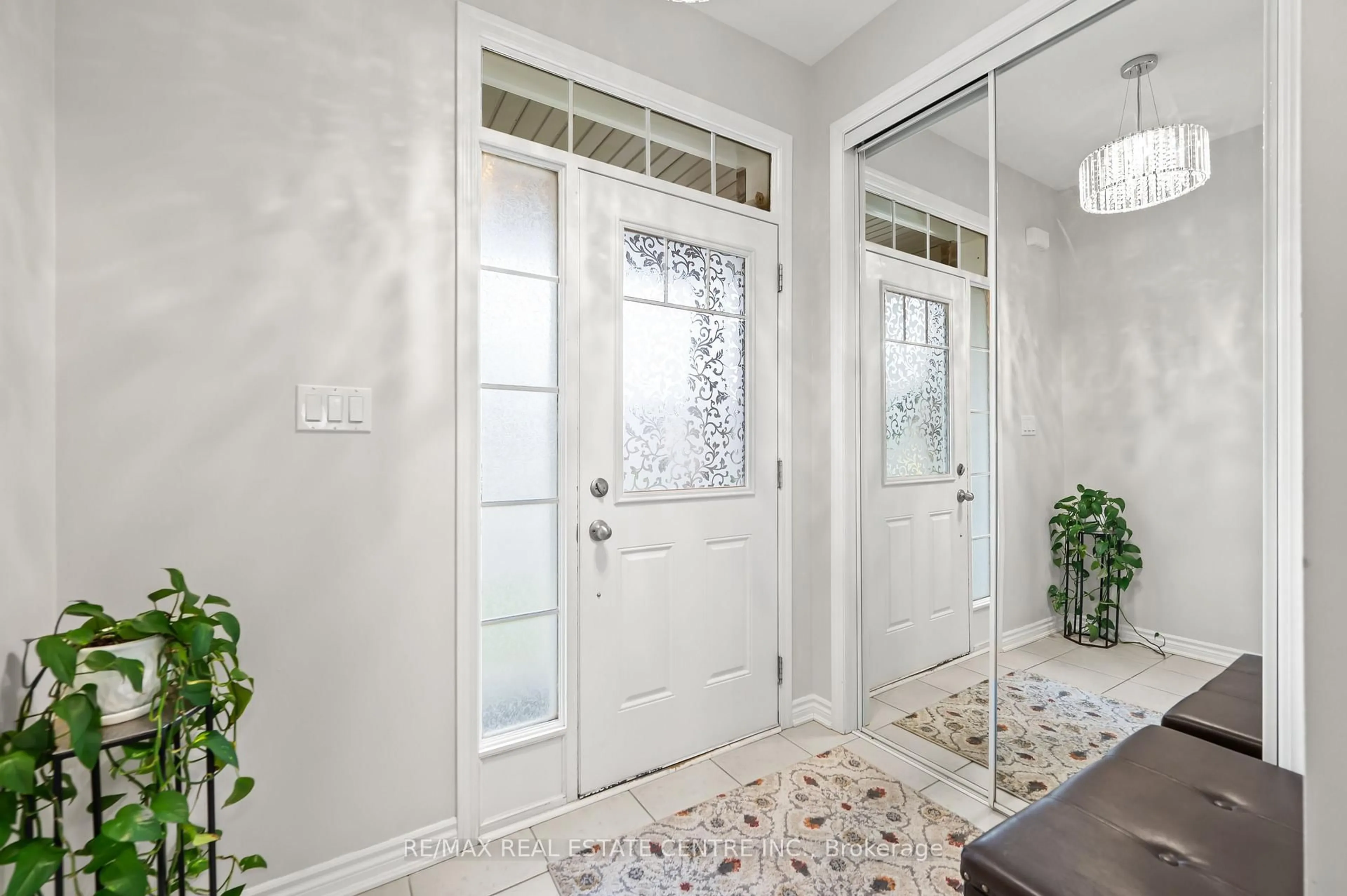 Indoor entryway for 12 Dressage Tr, Cambridge Ontario N3E 0C3