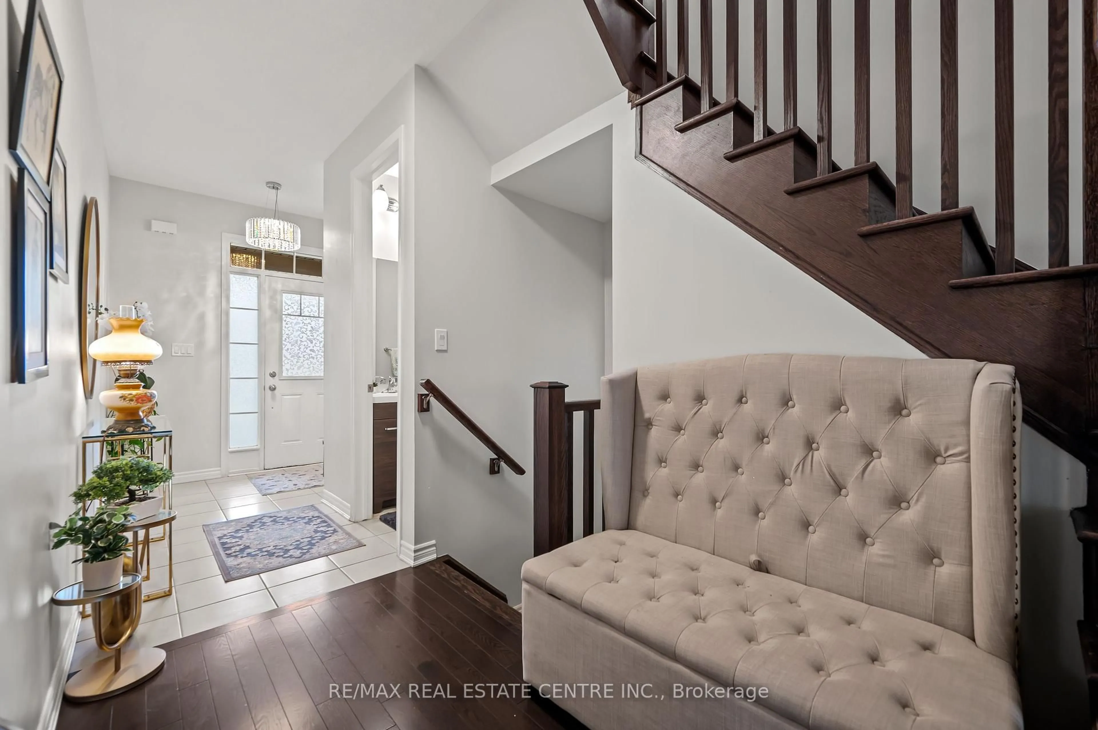Indoor entryway for 12 Dressage Tr, Cambridge Ontario N3E 0C3